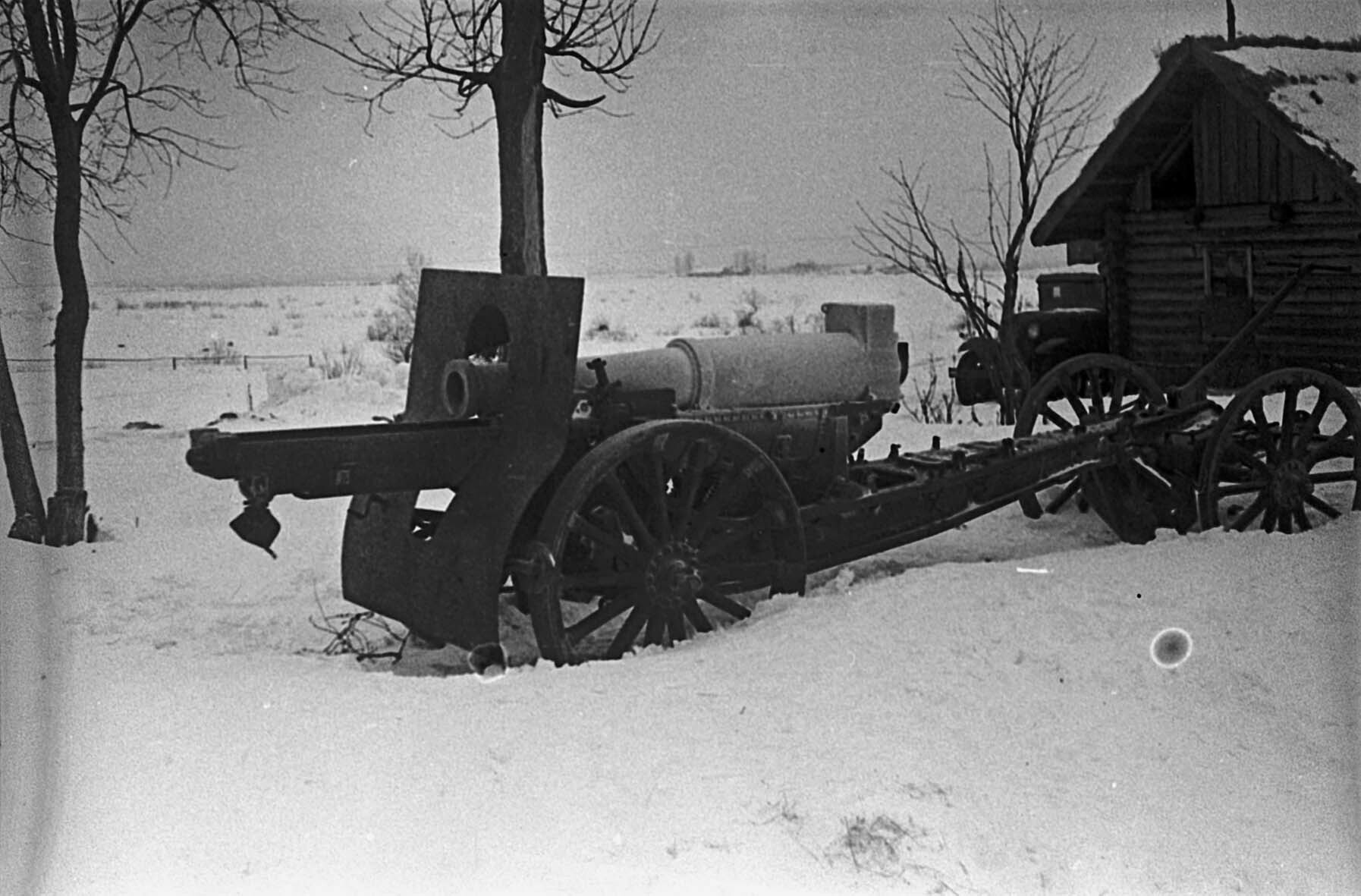 Zurückgelassenes deutsches schweres Geschütz, 1. Baltische Front, 27. Februar 1944 (Deutsch-Russisches Museum Berlin-Karlshorst RR-P)