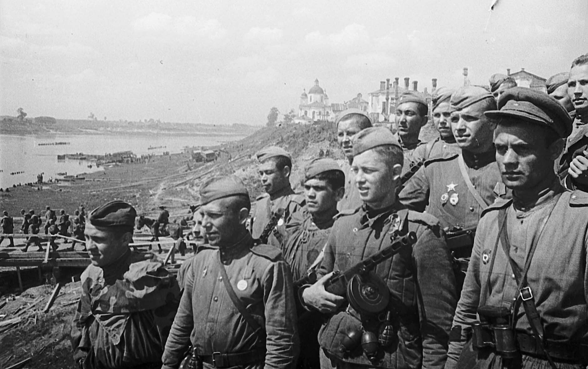 Soldaten des 274. Gardeschützenregiments in Polozk nach der Befreiung, 4. Juli 1944 (Museum Berlin-Karlshorst RR-P)
