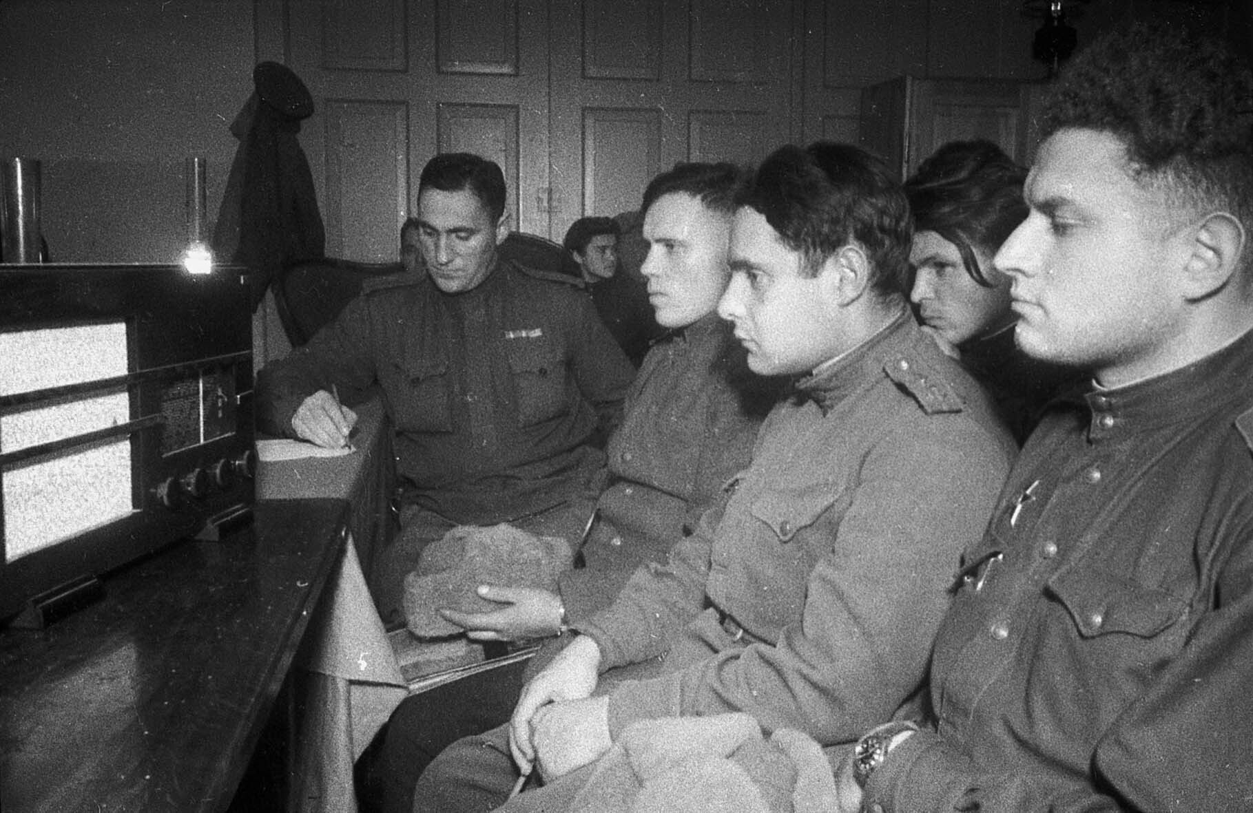 Rotarmisten hören einer Radioansprache Stalins zu, 1. Baltische Front, 6. November 1944 (Museum Berlin-Karlshorst RR-P)