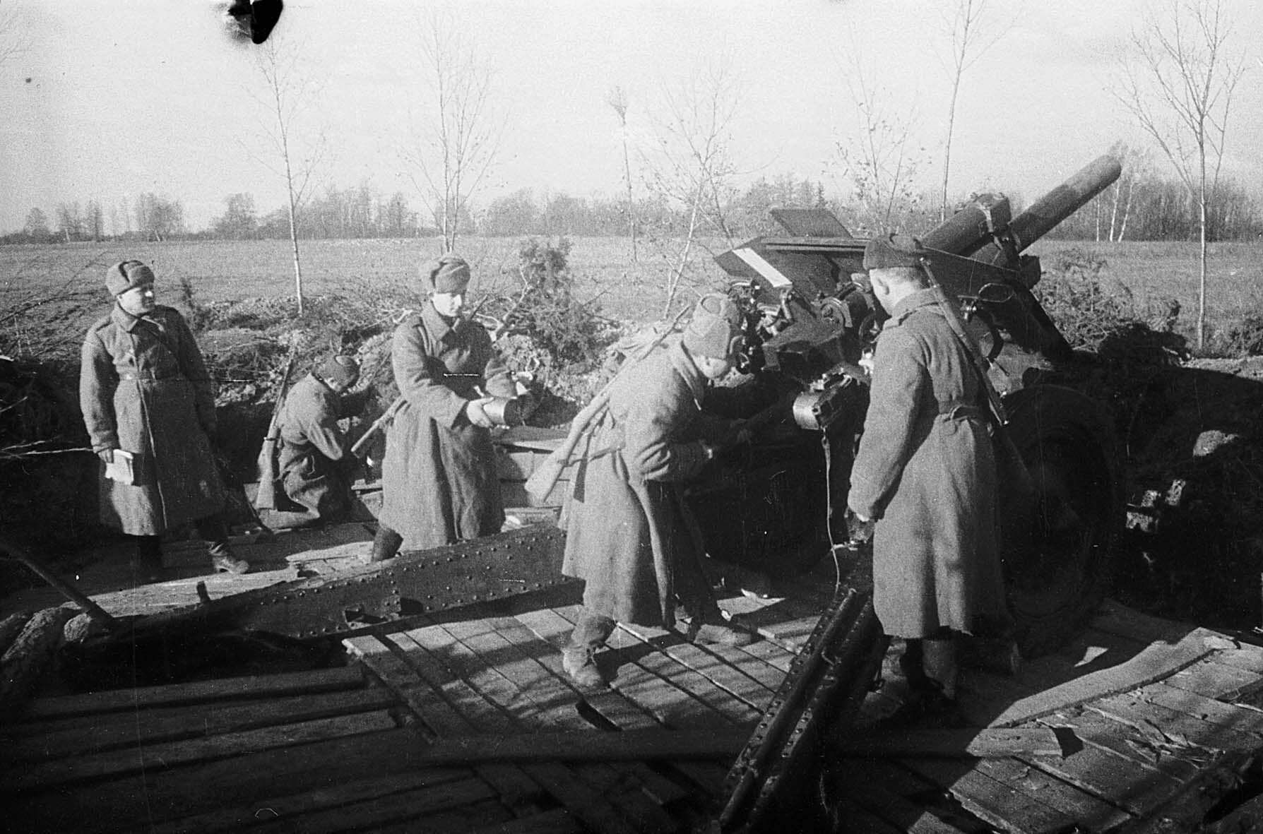 Sowjetisches schweres Geschütz , vermutlich Litauen, 17. November 1944 (Deutsch-Russisches Museum Berlin-Karlshorst RR-P)