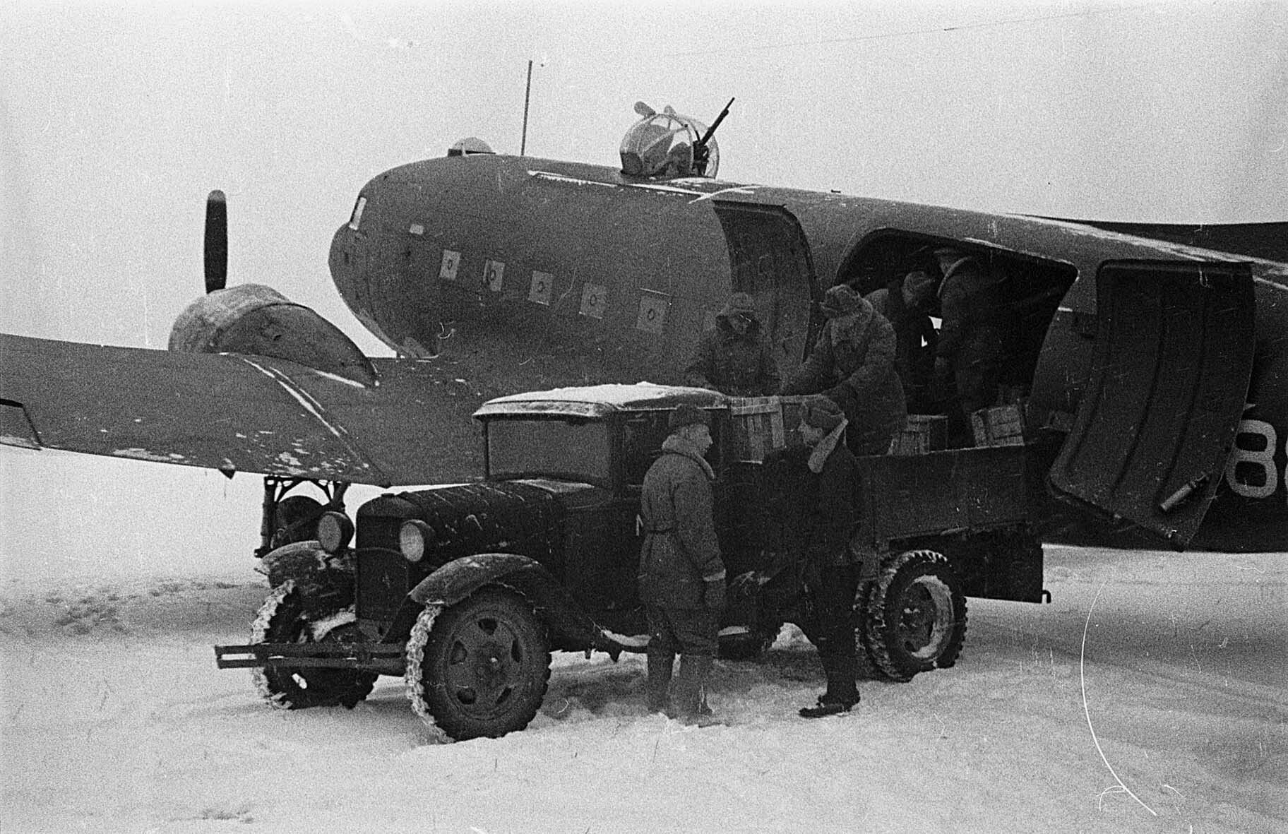 Nachschublieferung per Flugzeug, 1. Baltische Front, November 1944 (Museum Berlin-Karlshorst RR-P)