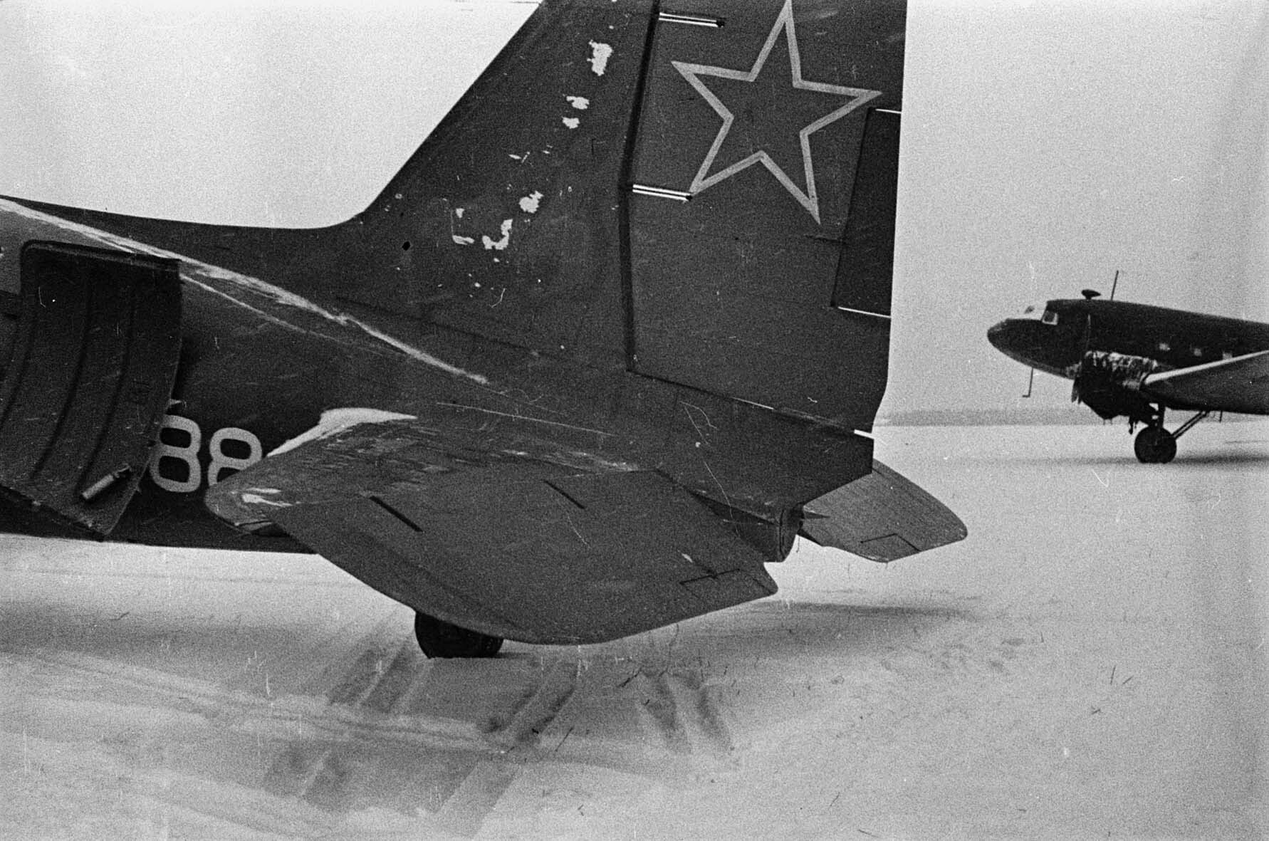 Nachschublieferung per Flugzeug, 1. Baltische Front, November 1944 (Museum Berlin-Karlshorst RR-P)