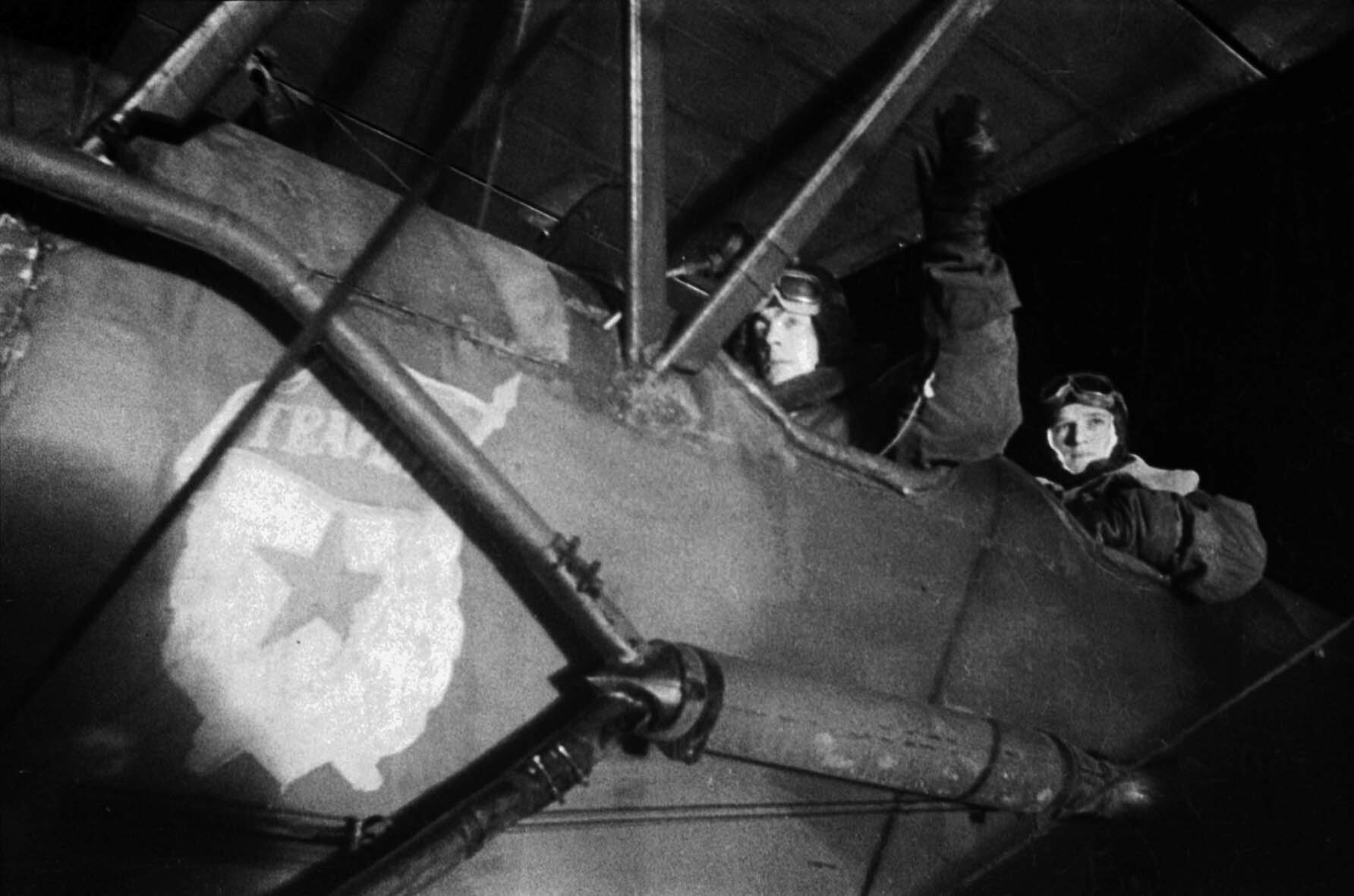 Flugzeugbesatzung des 105. selbständigen Verbindungsfliegerregiments, 1. Batlische Front, 19. Dezember 1944 (Deutsch-Russisches Museum Berlin-Karlshorst RR-P)