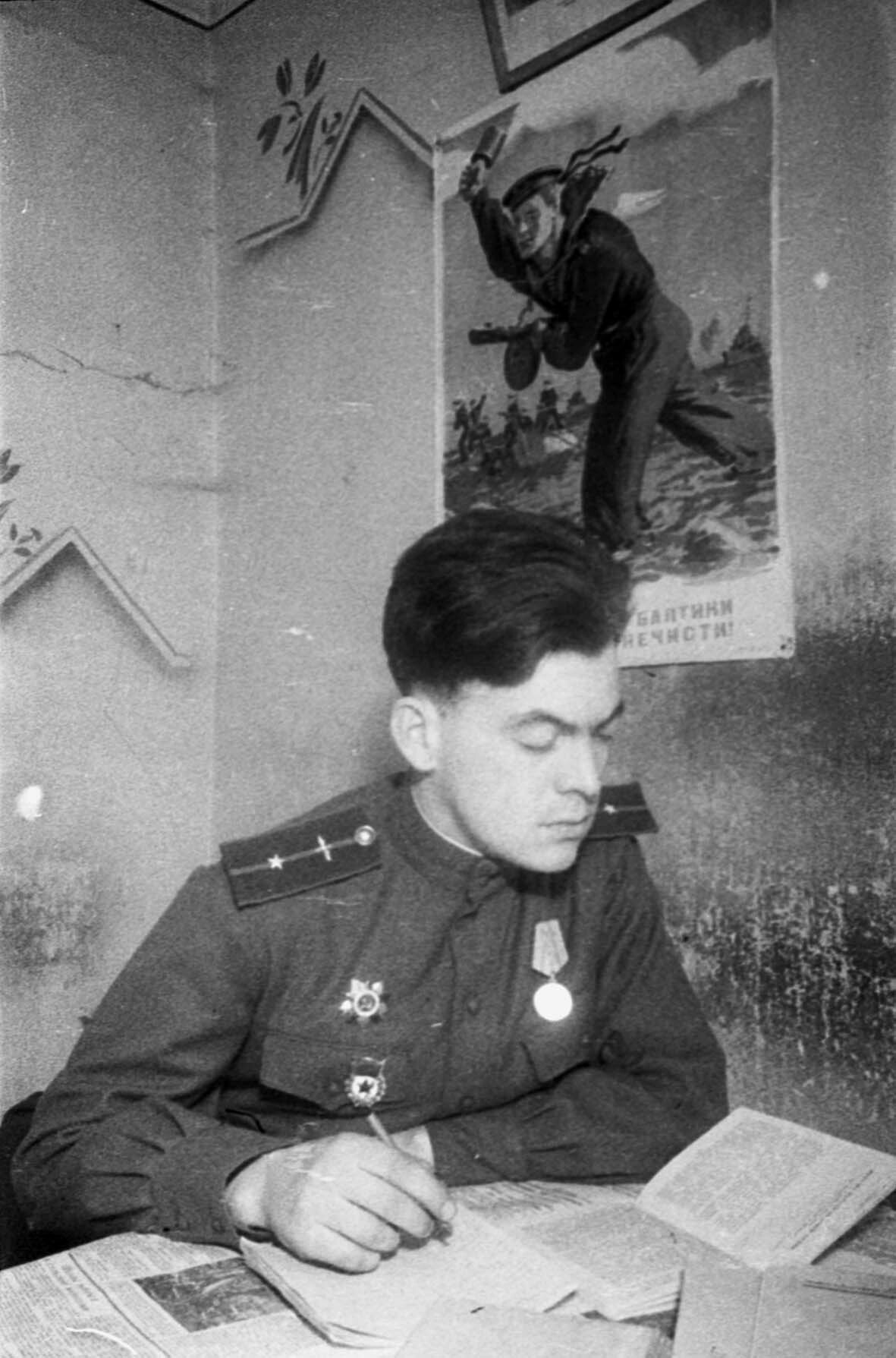 Politunterricht im 105. selbständigen Verbindungsfliegerregiment, 1. Batlische Front, 19. Dezember 1944 (Deutsch-Russisches Museum Berlin-Karlshorst RR-P)