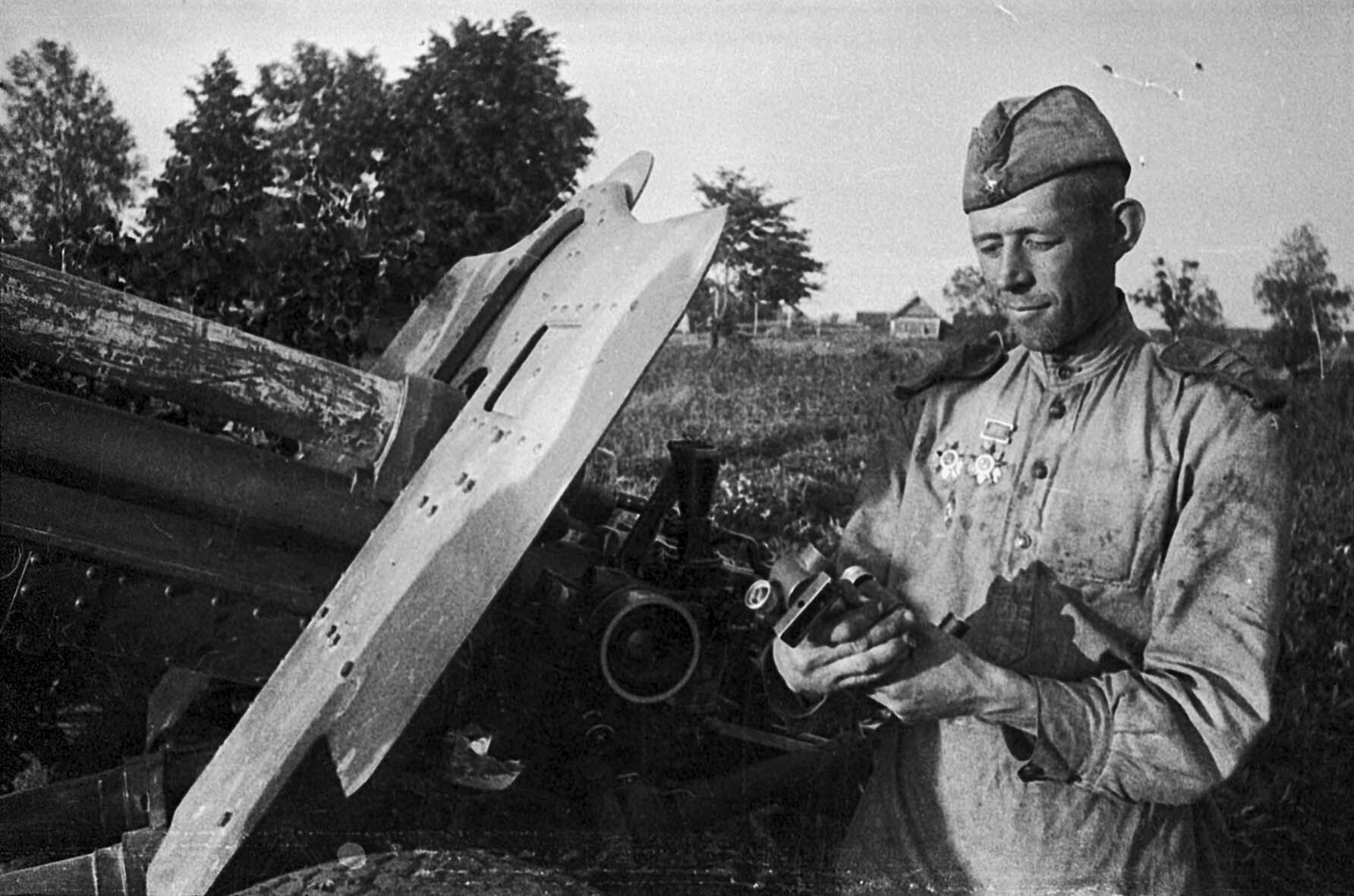Richtschütze der 90. Schützendivision, Polozk, 1. Baltische Front, Juli 1944 (Museum Berlin-Karlshorst RR-P)