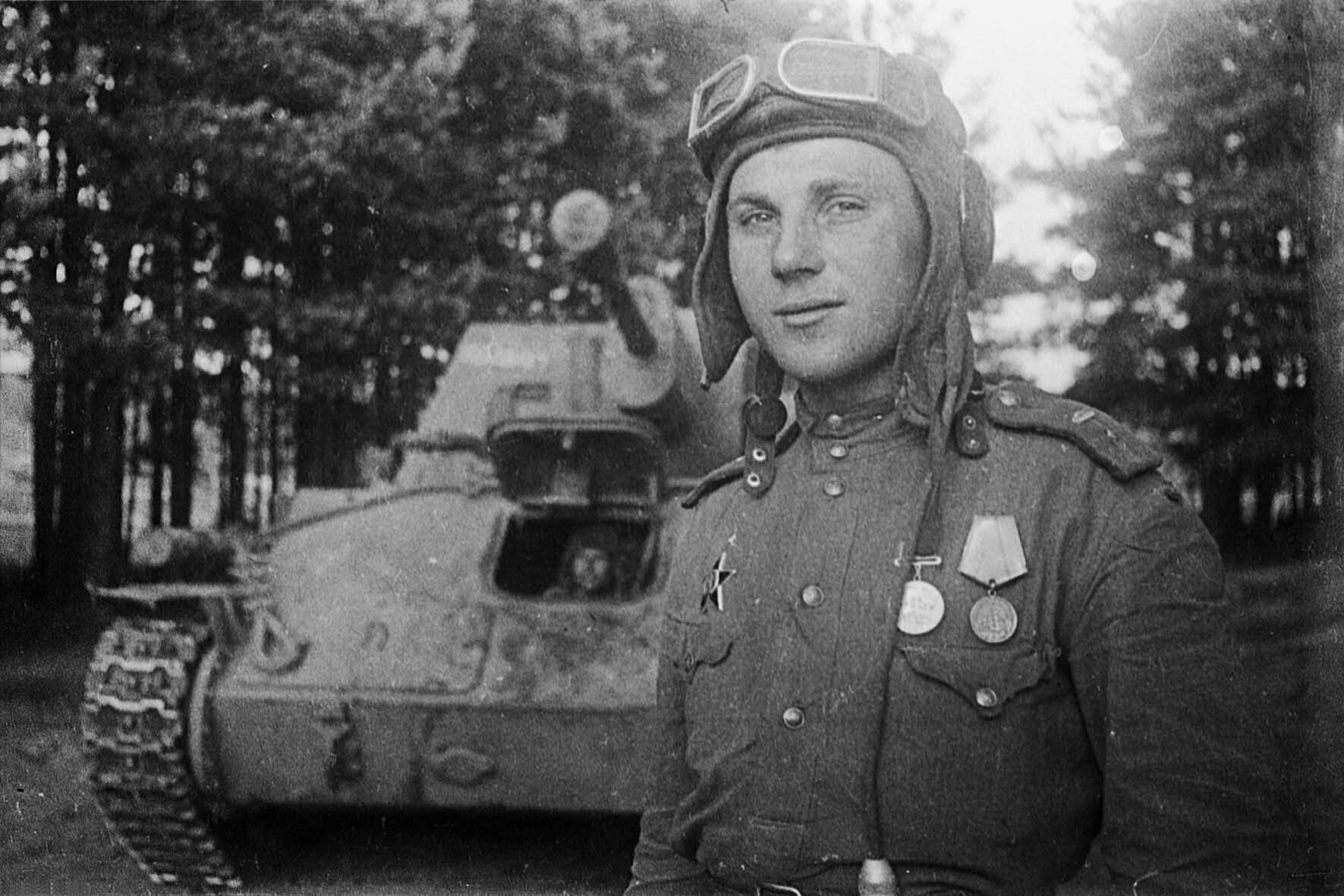 Geschützführer eines Selbstfahrlafettenregiments, 1. Baltische Front, Juli 1944 (Museum Berlin-Karlshorst RR-P)