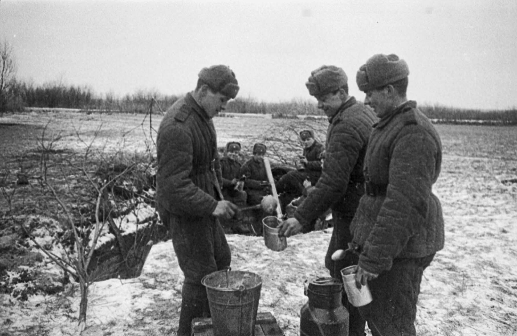 Essenausgabe in einem Granatwerferzug, 1. Baltische Front, Litauen, Dezember 1944 (Museum Berlin-Karlshorst RR-P)