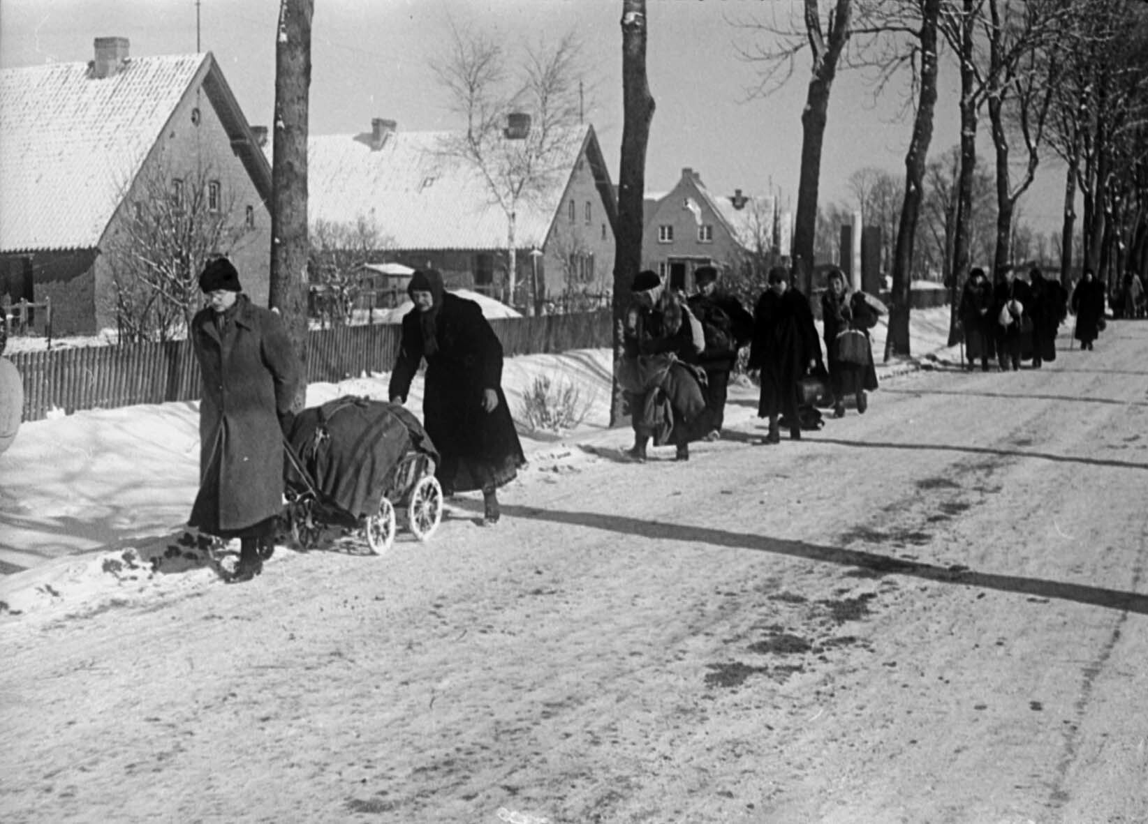 Deutsche Einwohner kehren in ihre Wohnhäuser zurück, Halbinsel Seeland, Ostpreußen, Februar 1945 (Museum Berlin-Karlshorst RR-P)
