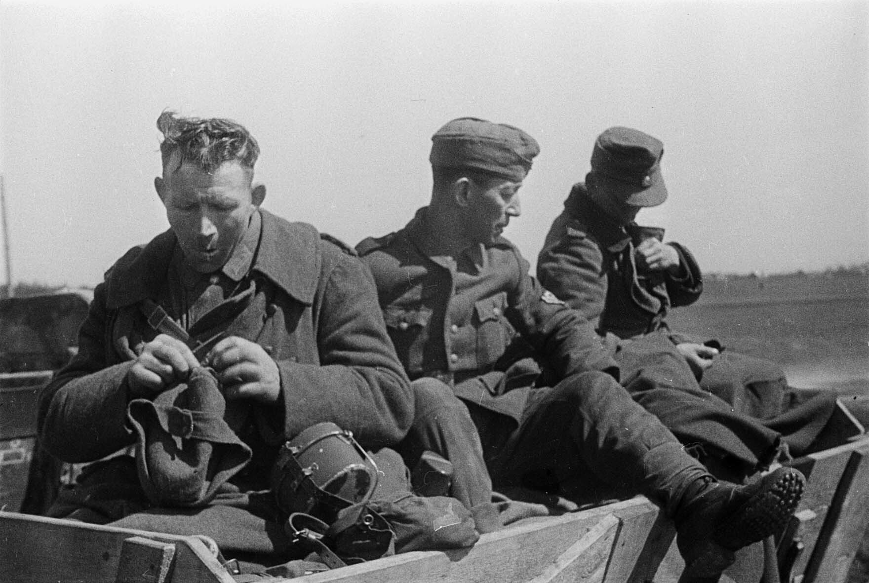 Fotografie: Drei kriegsgefangene Wehrmachtsoldaten, Lettland, 9. Mai 1945 (Museum Berlin-Karlshorst RR-P)