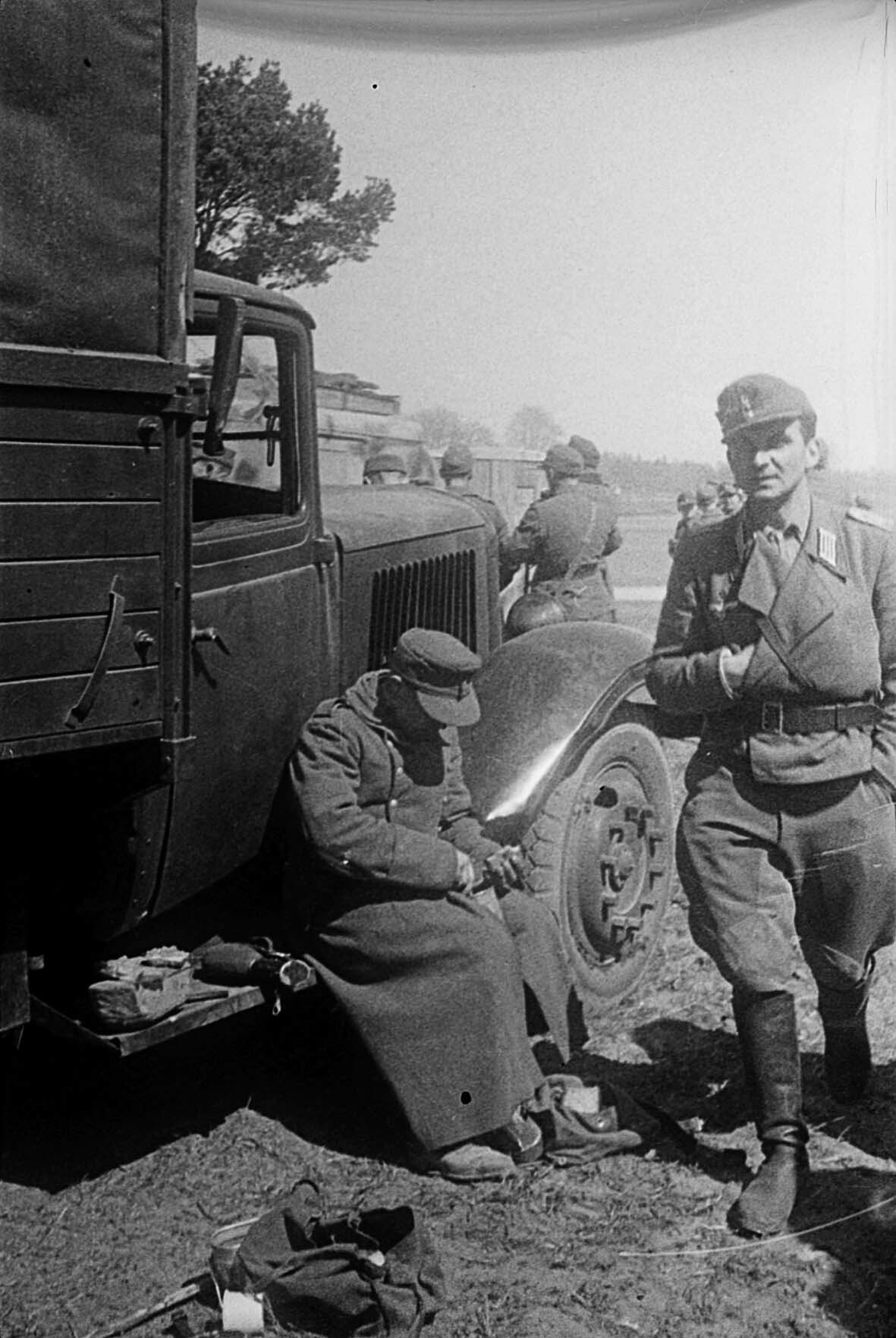 Fotografie: Drei kriegsgefangene Wehrmachtsoldaten, Lettland, 9. Mai 1945 (Museum Berlin-Karlshorst RR-R)