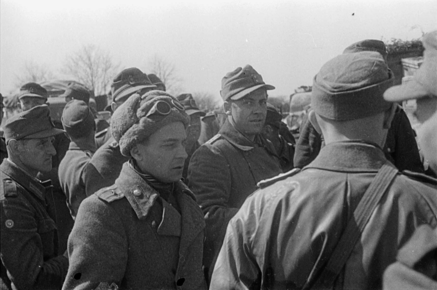Deutsche Kriegsgefangene der Heeresgruppe Kurland während einer Marschpause, Lettland, 9. Mai 1945 (Museum Berlin-Karlshorst RR-R)