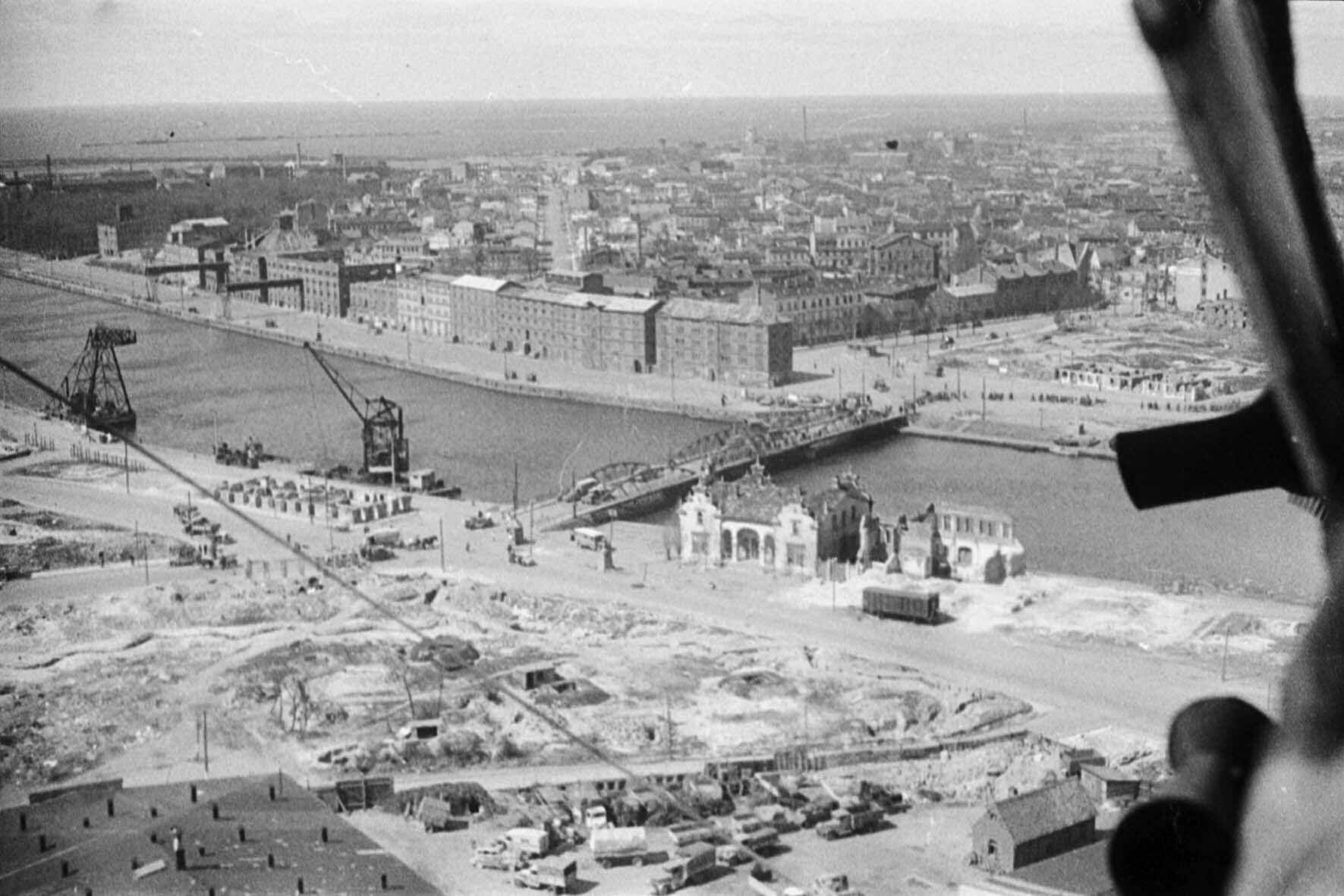 Luftaufnahme vom Hafen der Stadt Libau, Kurland/Lettland, 9. Mai 1945 (Museum Berlin-Karlshorst RR-P)