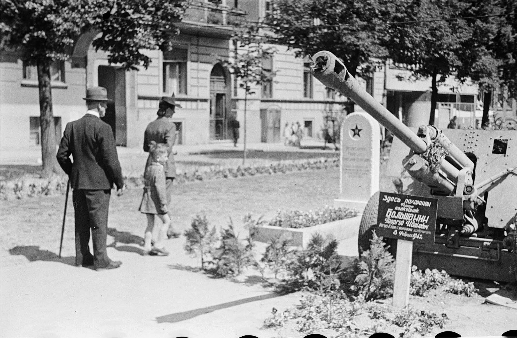 Gräber sowjetischer Soldaten auf dem Bürgersteig in einer Straße von Bydgoszcz, vermutliche Mitte Mai 1945 (Museum Berlin-Karlshorst RR-P)