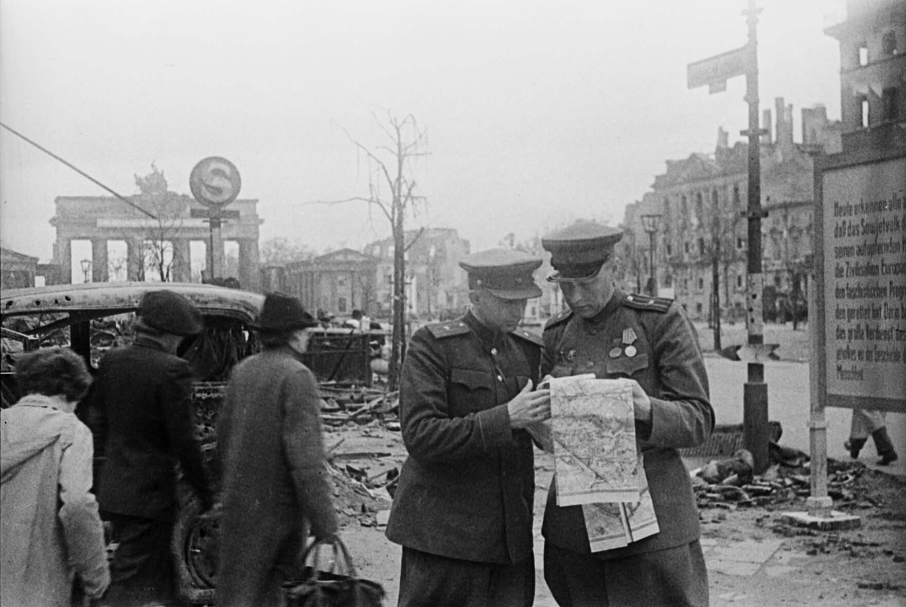 Zwei sowjetische Offiziere studieren einen Stadtplan, Berlin, vermutlich Mai 1945 (Museum Berlin-Karlshorst RR-P)
