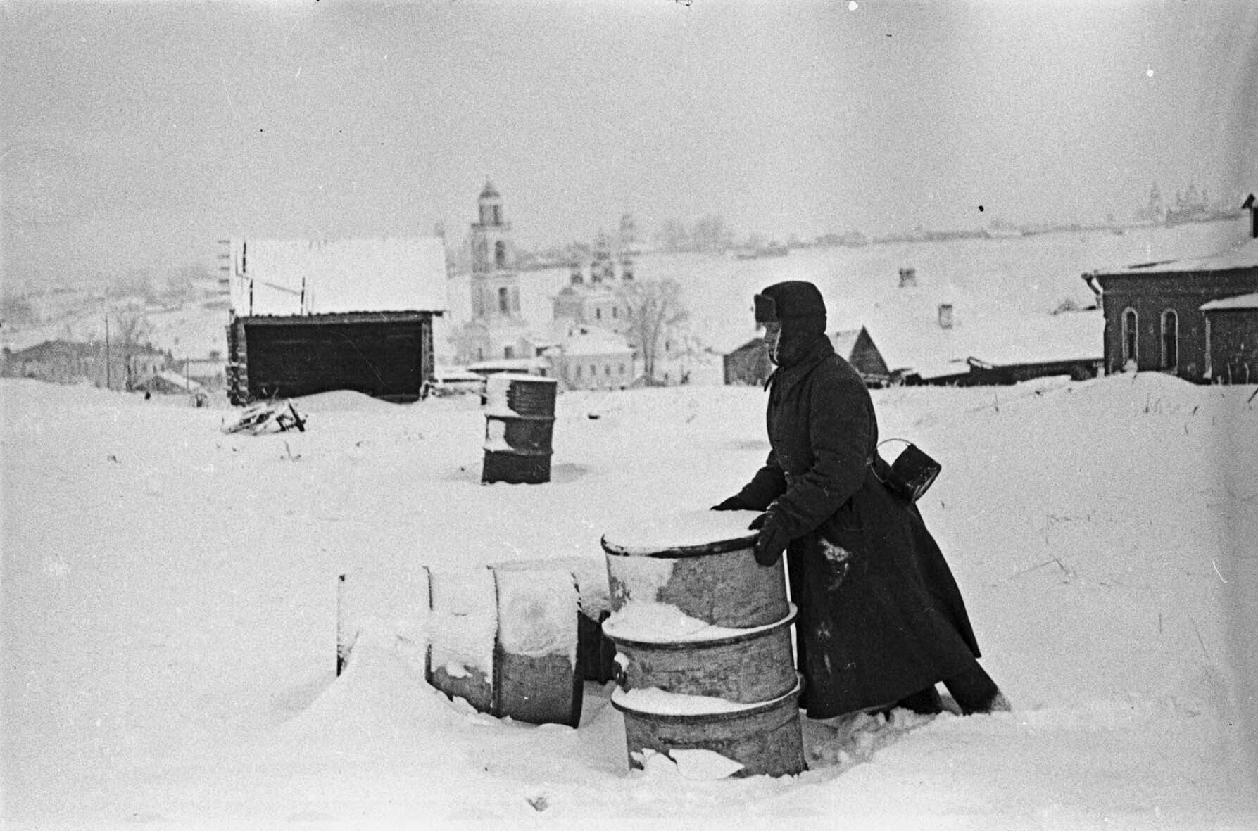 Fotografie: Sowjetische Soldaten inspizieren zurückgelassene Fässer der Wehrmacht, Stariza, Januar 1942 (Museum Berlin-Karlshorst RR-P)