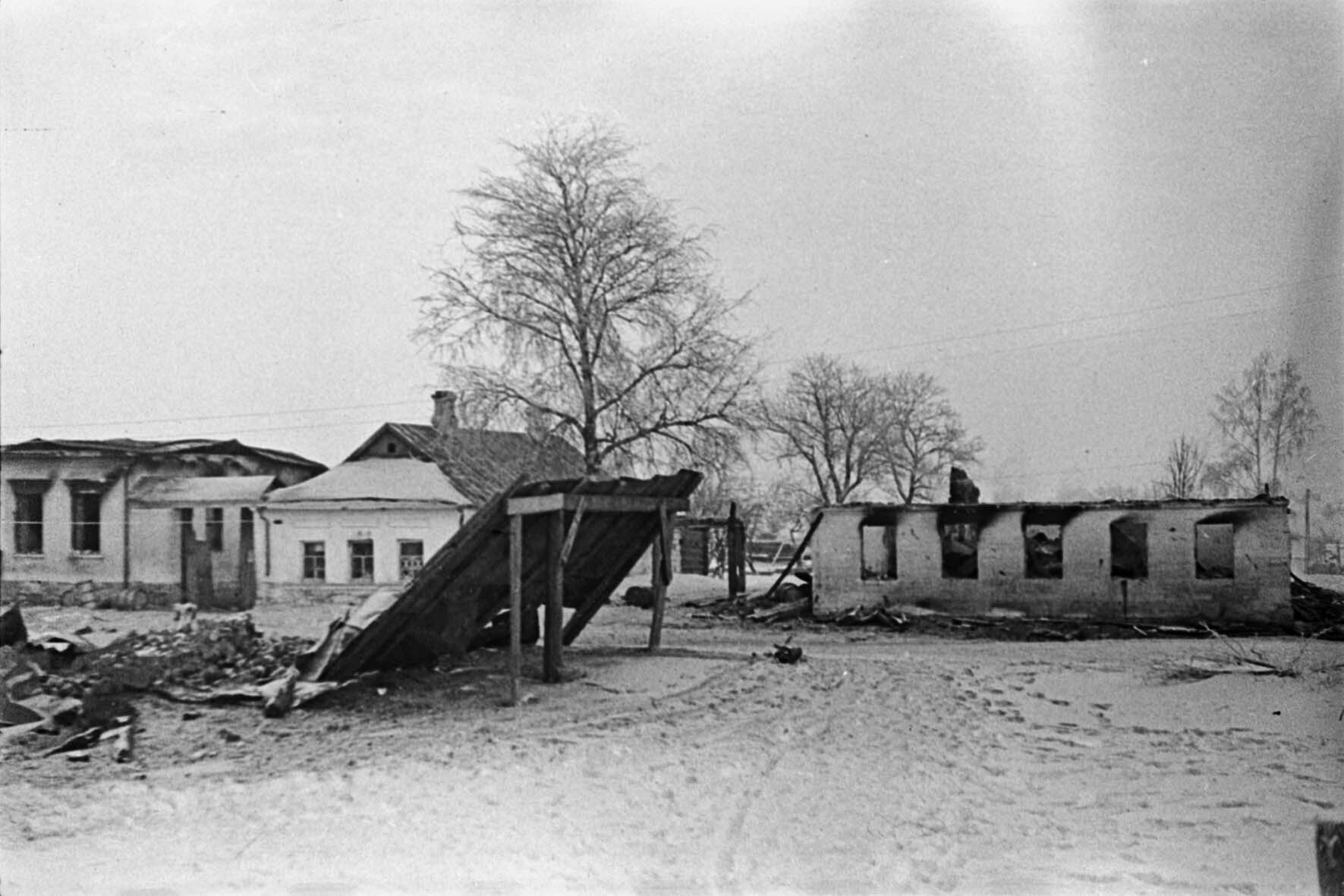 Fotografie: Zerstörte Gebäude in Stariza, Januar 1942 (Museum Berlin-Karlshorst RR-P)