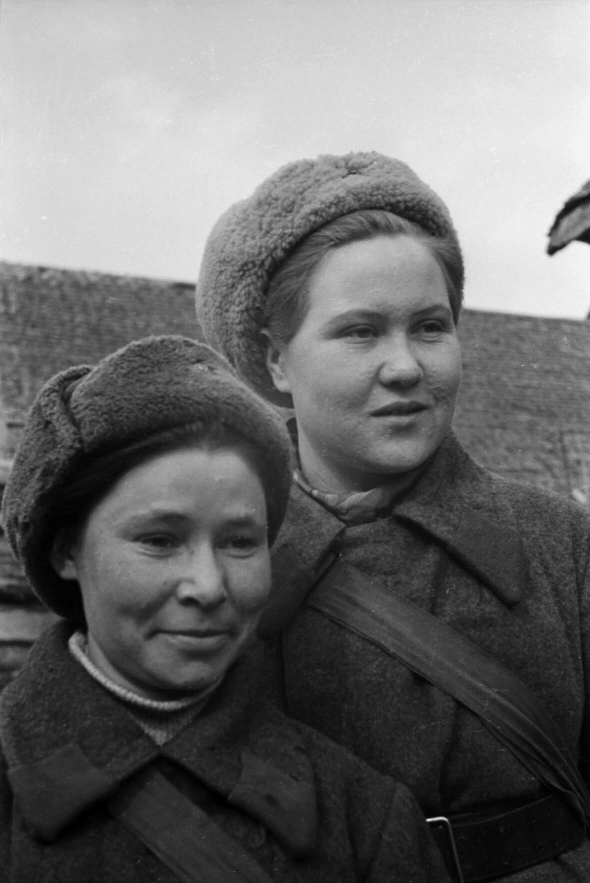 Fotografie: Zwei Krankenschwestern, Kalininer Front, 9. April 1942 (Museum Berlin-Karlshorst RR-P)