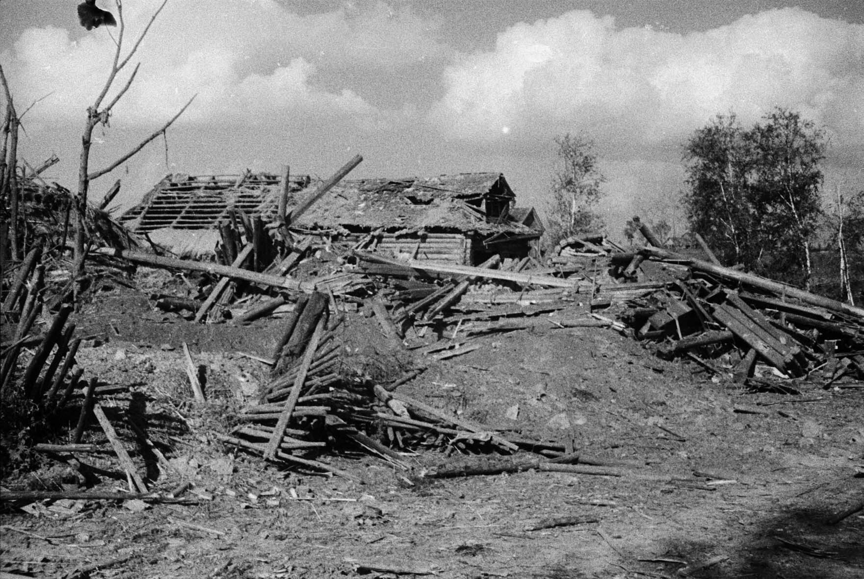 Fotografie: Zerstörungen im Dorf Demkino, August 1942 (Museum Berlin-Karlshorst RR-P)