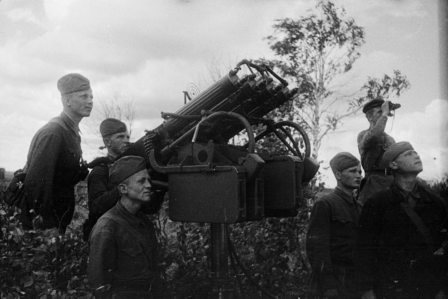 Fotografie: Sowjetische Flak im Einsatz, Kalininer Front, 4. Juli 1942 (Museum Berlin-Karlshorst RR-P)