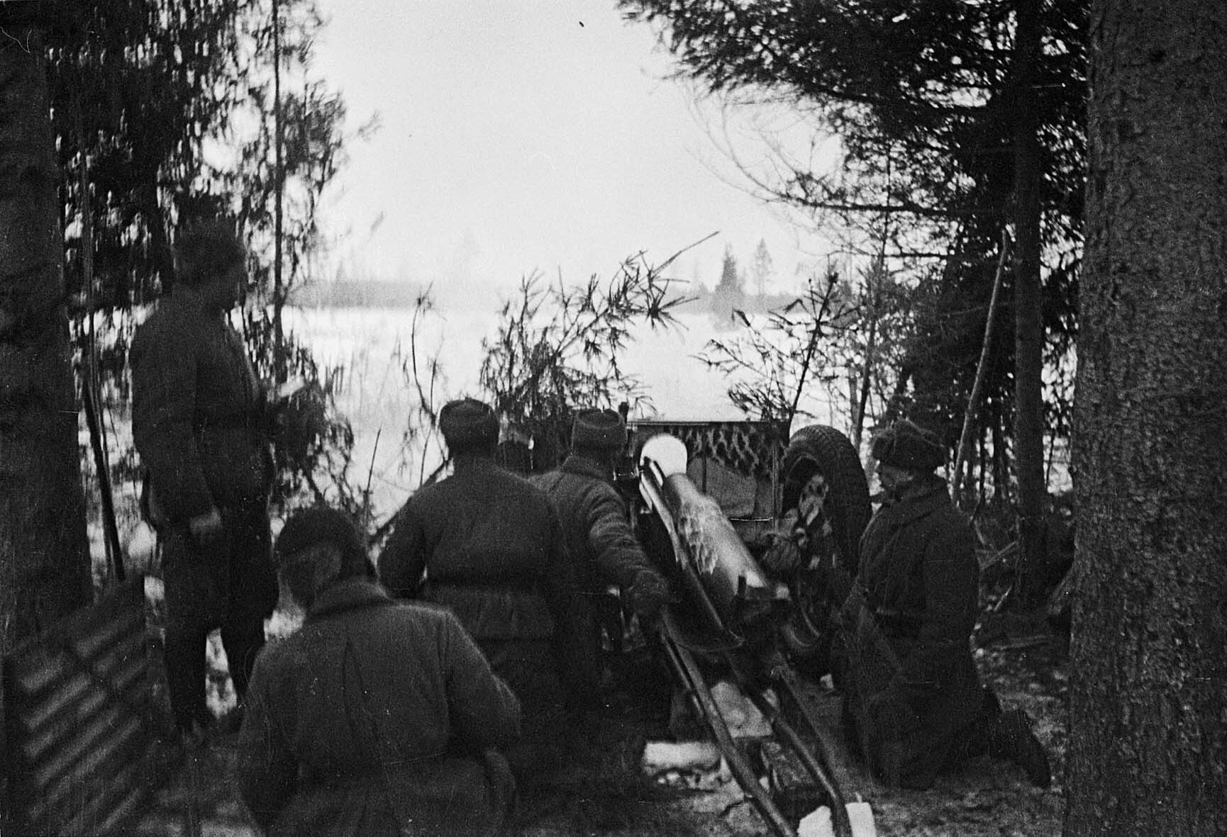 Fotografie: Artillerie im Einsatz, Kalininer Front, 7. April 1942 (Museum Berlin-Karlshorst RR-P)