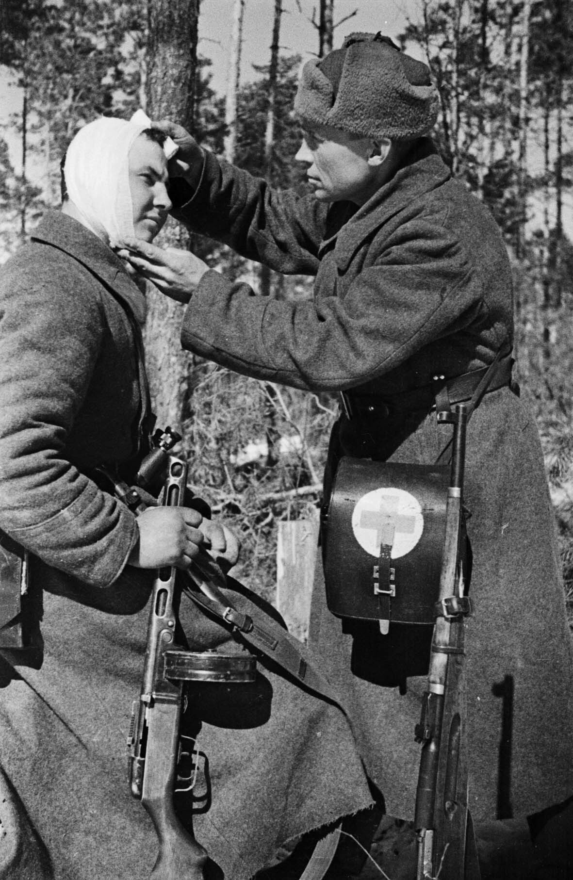 Fotografie: Feldscher legt einen Verband an, 6. April 1942 (Museum Berlin-Karlshorst CC BY-NC-SA)