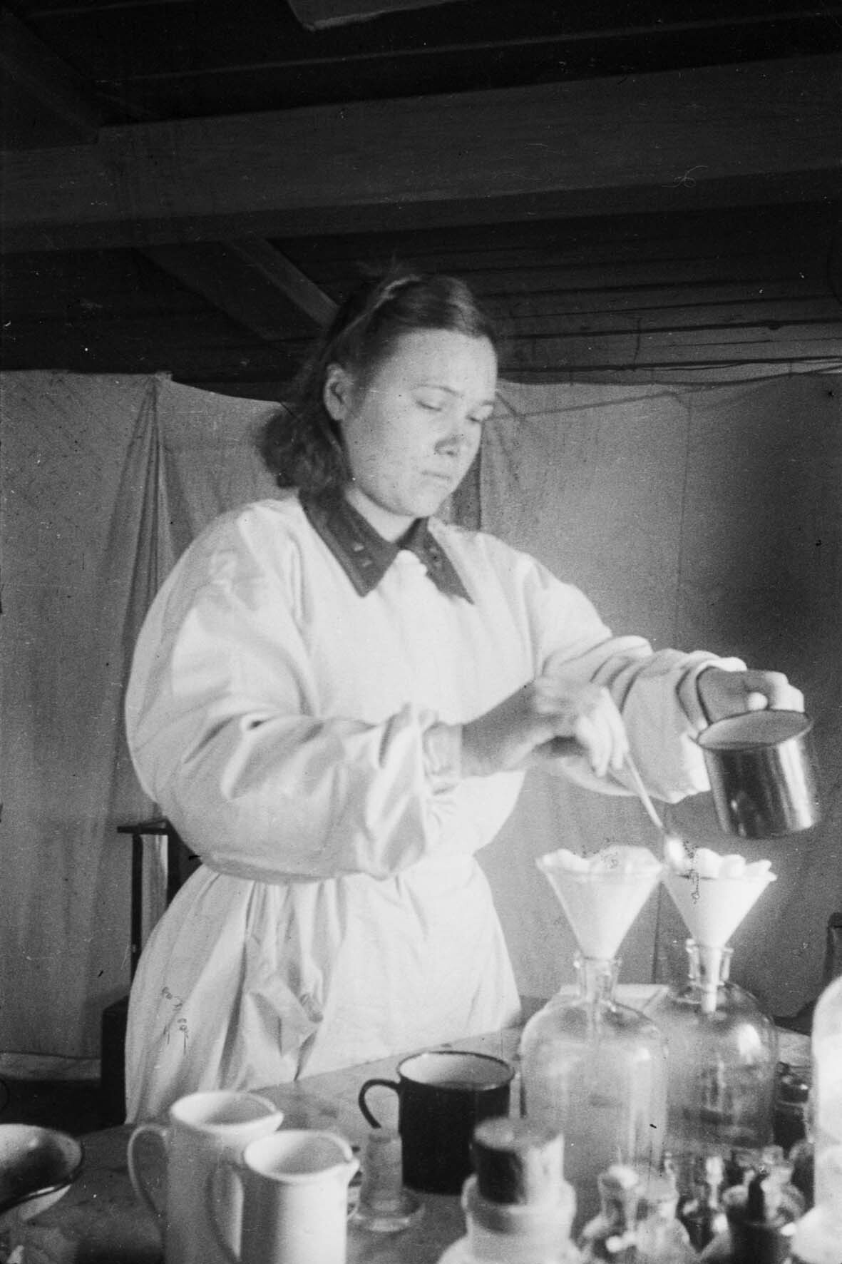 Fotografie: Apothekerin des 235. Sanitätsbataillons, Kalininer Front, 10. Dezember 1942 (Museum Berlin-Karlshorst RR-P)