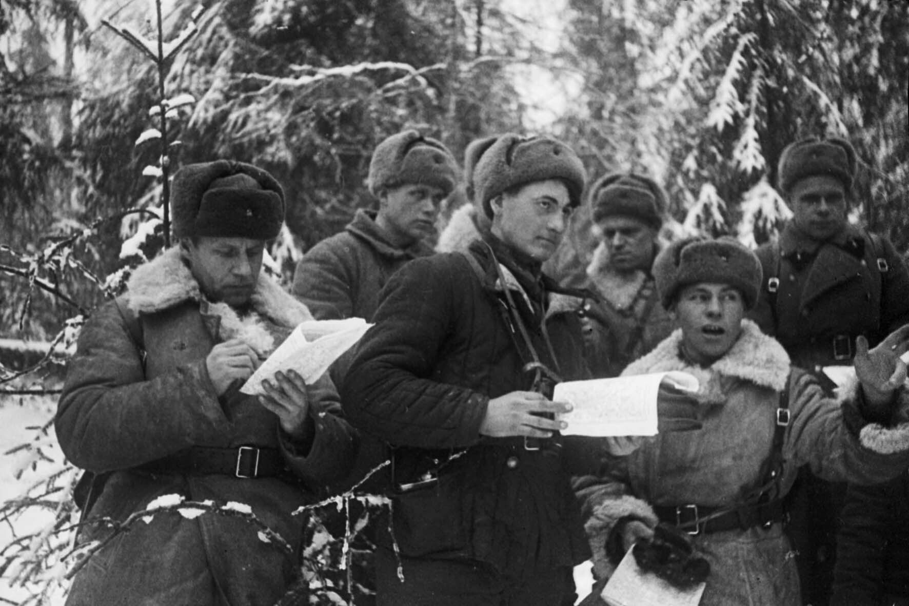 Fotografie: Befehlsausgabe des Regimentskommandeurs an die Unterführer, Kalininer Front, 21. Dezember 1942 (Museum Berlin-Karlshorst RR-P)