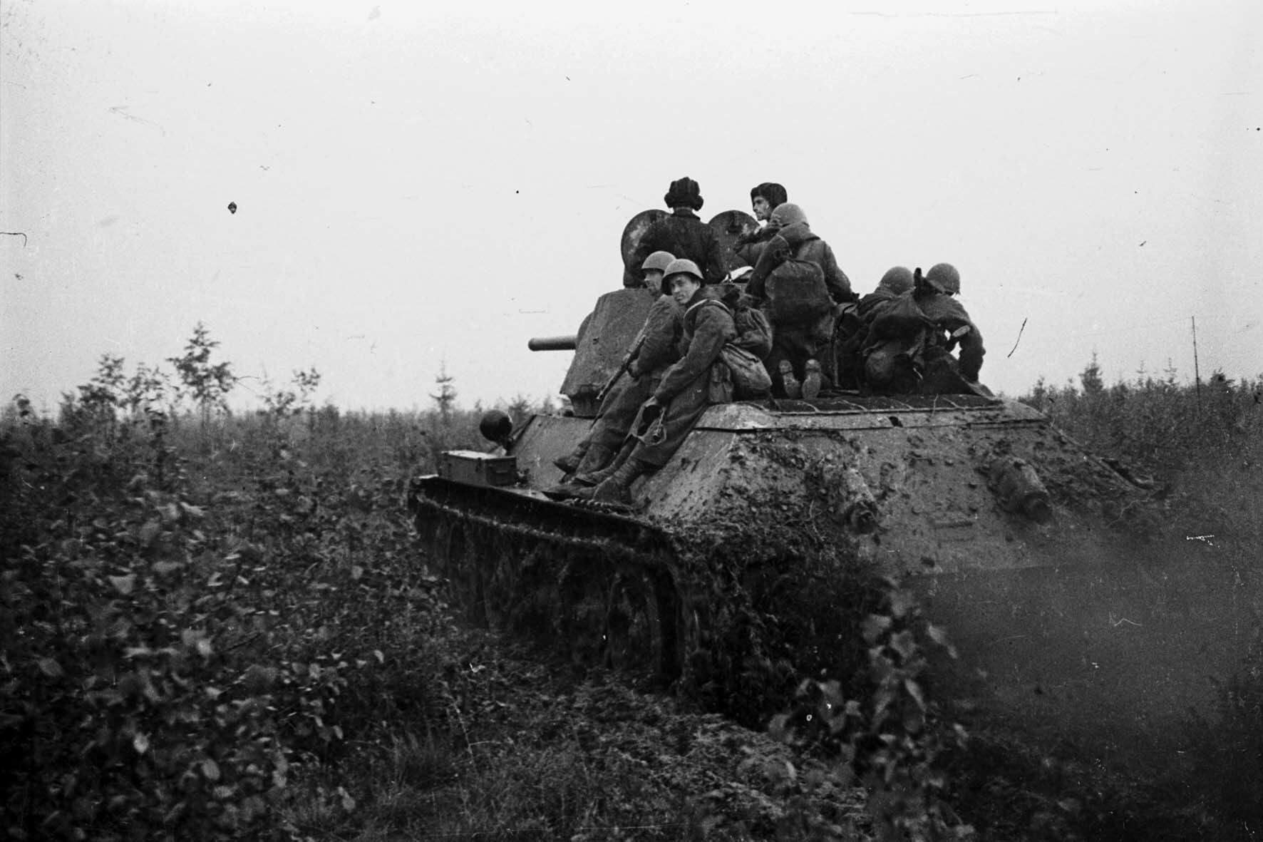 Fotografie: Panzersoldaten der 255. Panzerbrigade, Kalininer Front, Juli 1942 (Museum Berlin-Karlshorst RR-P)