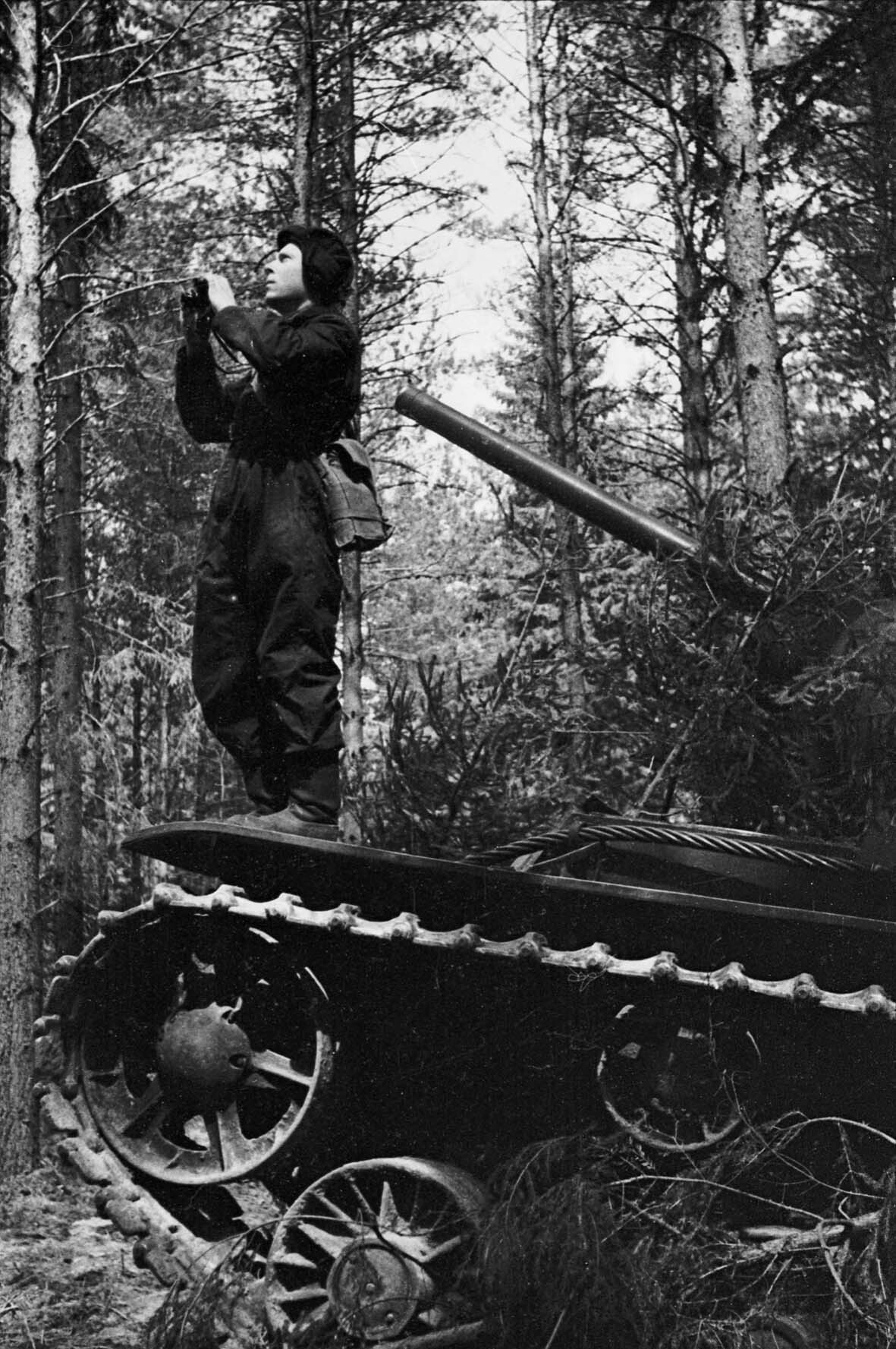 Fotografie: Geschützführer eines schweren Panzer bei der Luftbeobachtung, Kalininer Front, 18. Mai 1942 (Museum Berlin-Karlshorst RR-P)