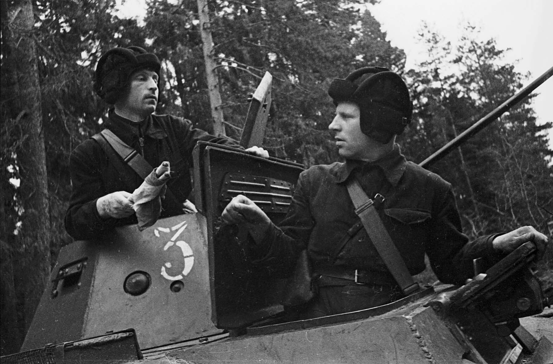 Fotografie: Panzerkommandeur und Politoffizier, Kalininer Front, 12. Mai 1942 (Museum Berlin-Karlshorst RR-P)