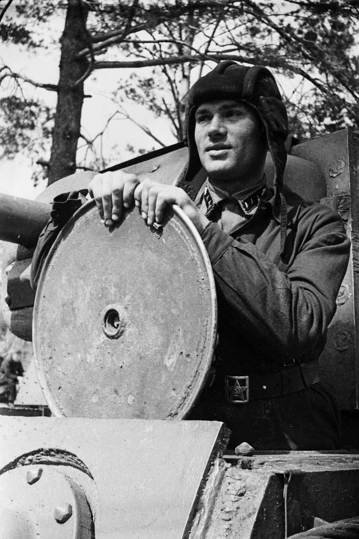 Fotografie: Panzerfahrer der 3. Gardepanzerbrigade, Kalininer Front, 12. Mai 1942 (Museum Berlin-Karlshorst RR-P)