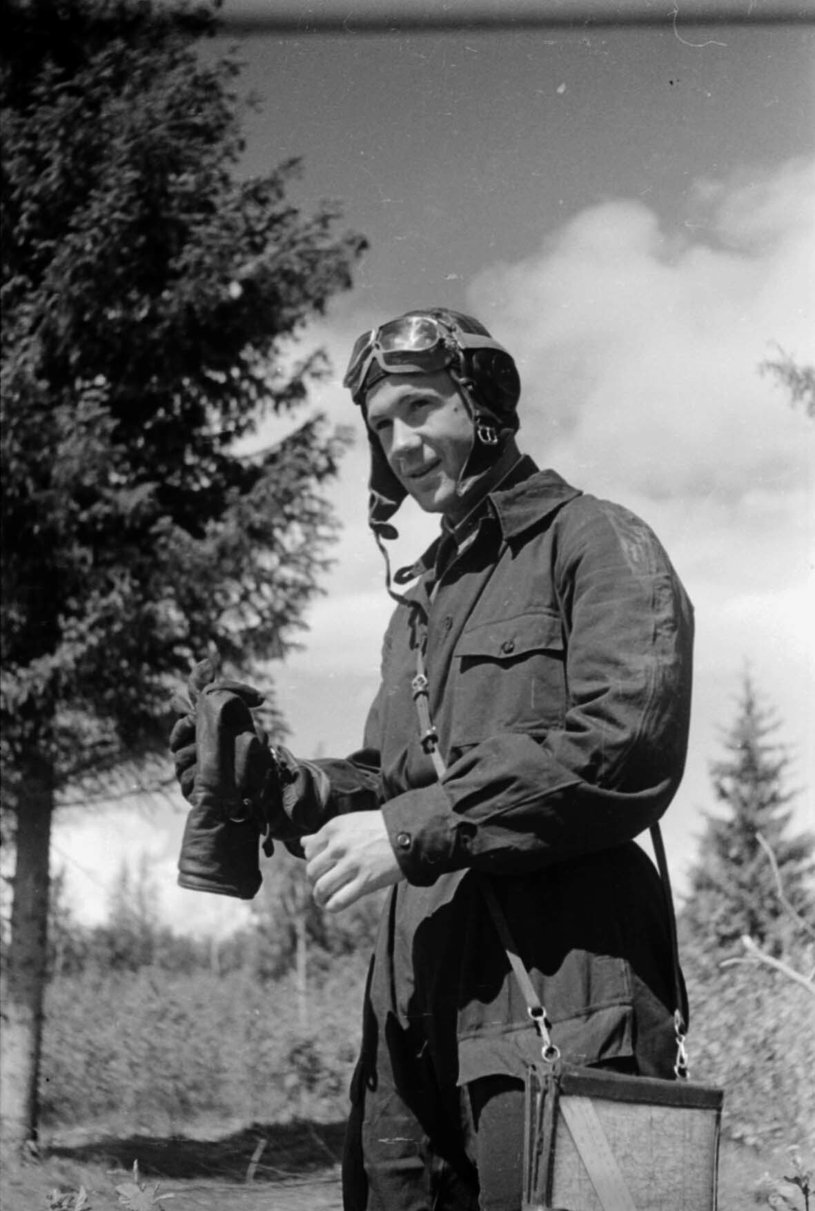 Fotografie: Kettenkommandeur einer Schlachtfliegerstaffel, Kalininer Front, 12. Juni 1942 (Museum Berlin-Karlshorst RR-P)