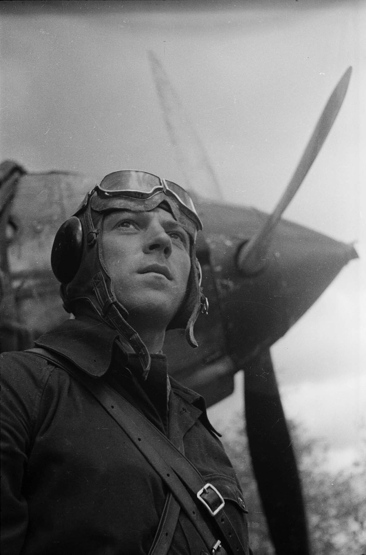 Fotografie: Pilot des 6. Gardeschlachtfliegerregiments, Kalininer Front, 12. Juni 1942 (Museum Berlin-Karlshorst RR-P)