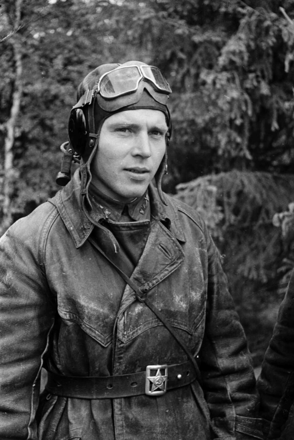 Fotografie: Pilot des 6. Gardeschlachtfliegerregiments, Kalininer Front, 16. Juni 1942 (Museum Berlin-Karlshorst RR-P)