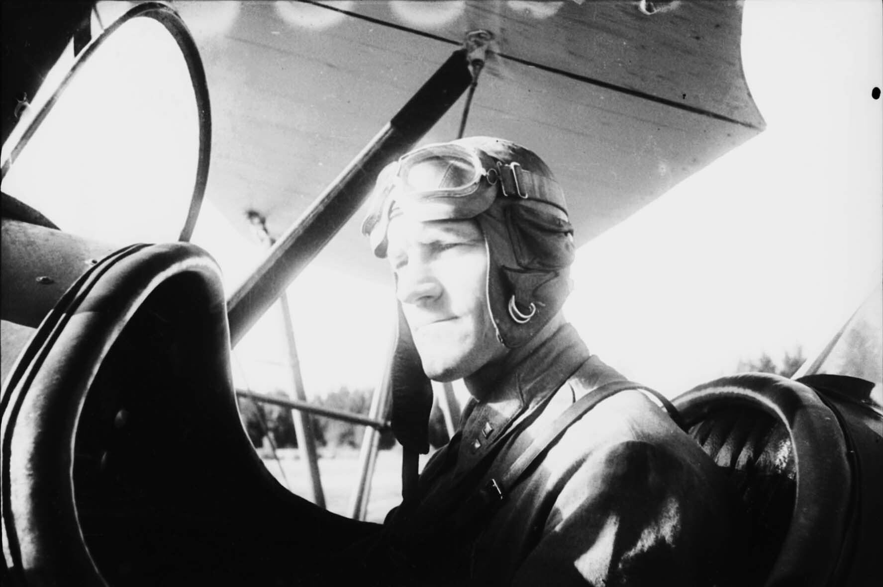 Fotografie: Pilot einer Verbindungsstaffel, Kalininer Front, 3. September 1942 (Museum Berlin-Karlshorst RR-P)