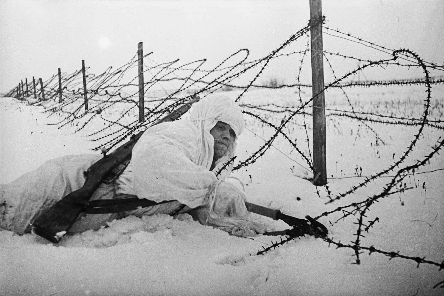 Fotografie: Pionier durchtrennt einen Stacheldrahtverhau, Kalininer Front, Februar 1942 (Museum Berlin-Karlshorst RR-P)