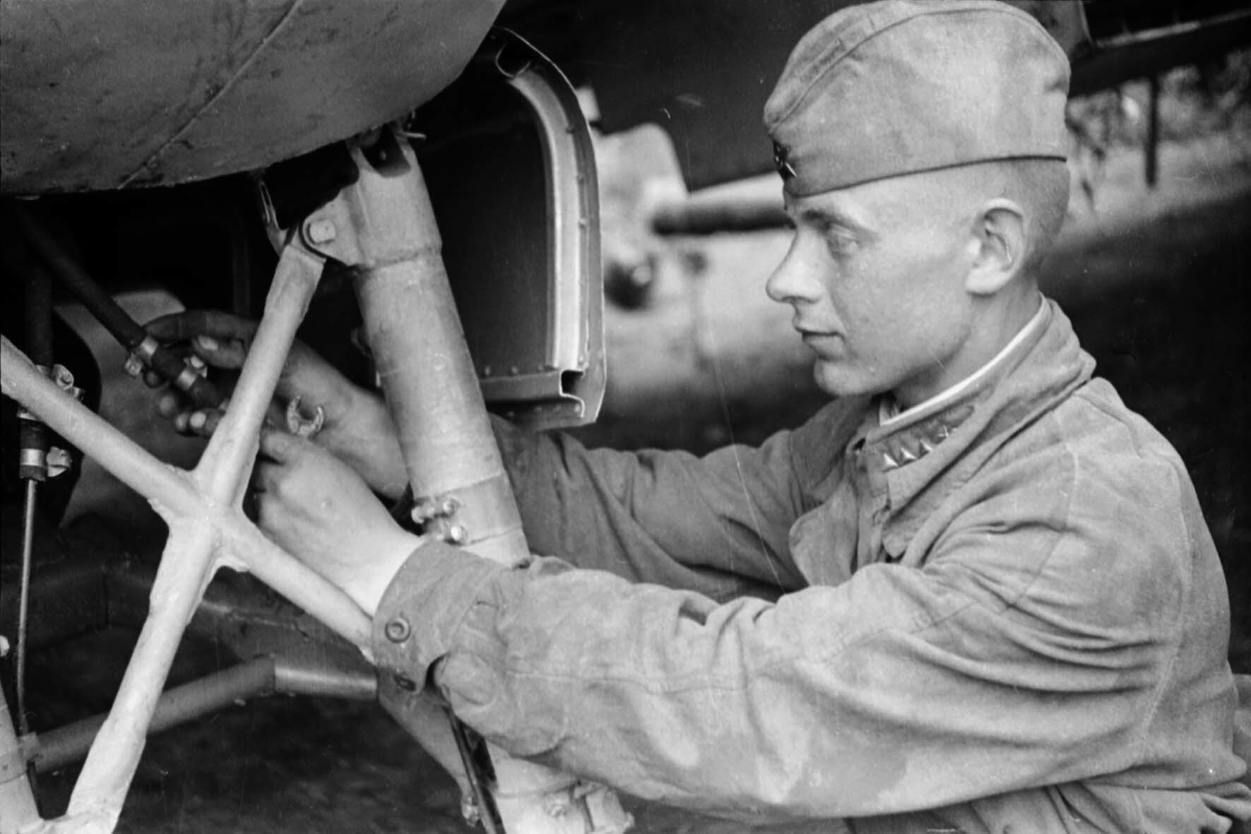 Fotografie: Triebwerkmechaniker des 6. Gardeschlachtfliegerregiments, Kalininer Front, 12. Juni 1942 (Museum Berlin-Karlshorst RR-P)