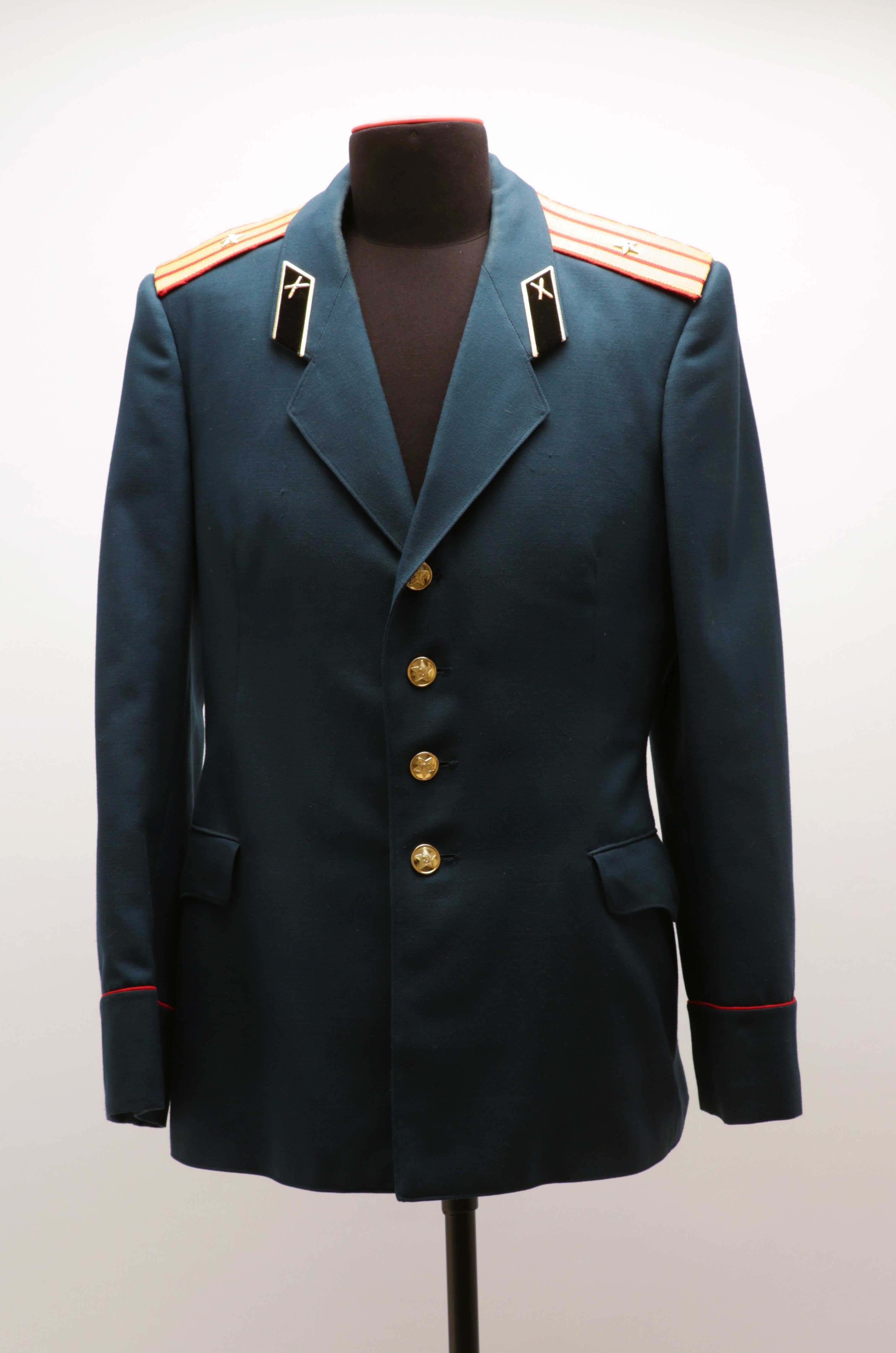 Jacke der Paradeuniform eines Artillerie-Majors der Sowjetarmee, Sowjetunion, nach 1969 (Museum Berlin-Karlshorst CC BY-NC-SA)
