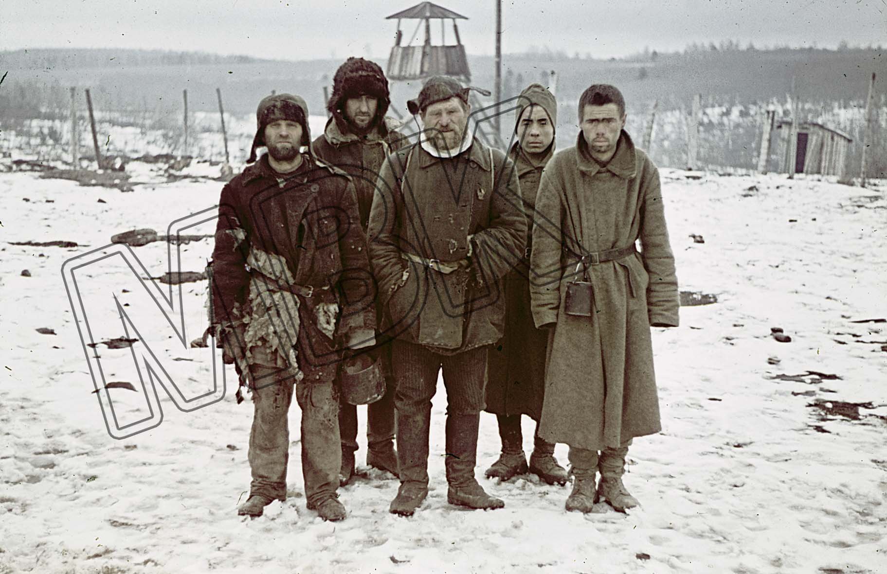 Fotografie: Sowjetische Kriegsgefangene in einem Lager bei Gžatsk , Gebiet Smolensk, Dezember 1941 (Museum Berlin-Karlshorst RR-P)