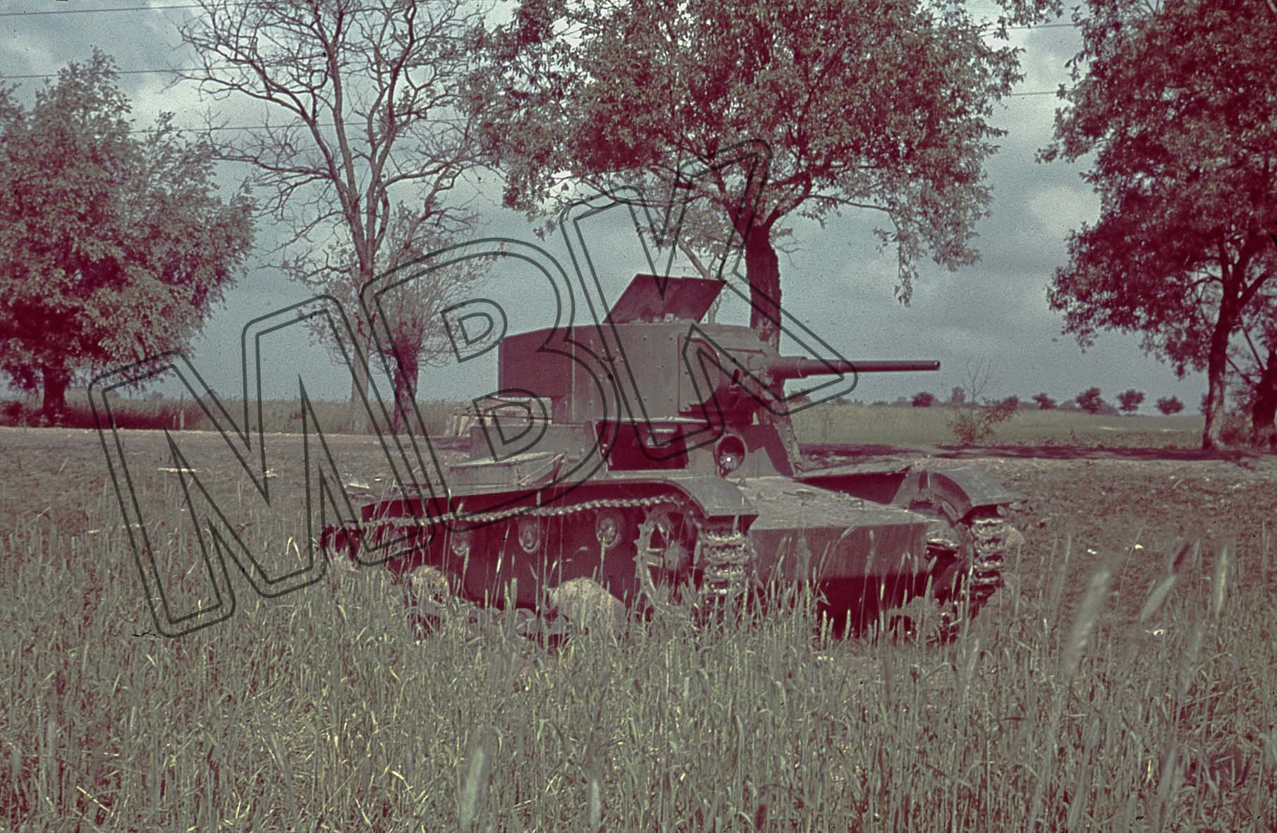 Fotografie: Zerstörter sowjetischer Panzer bei Bereza, 5. Juli 1941 (Museum Berlin-Karlshorst RR-P)