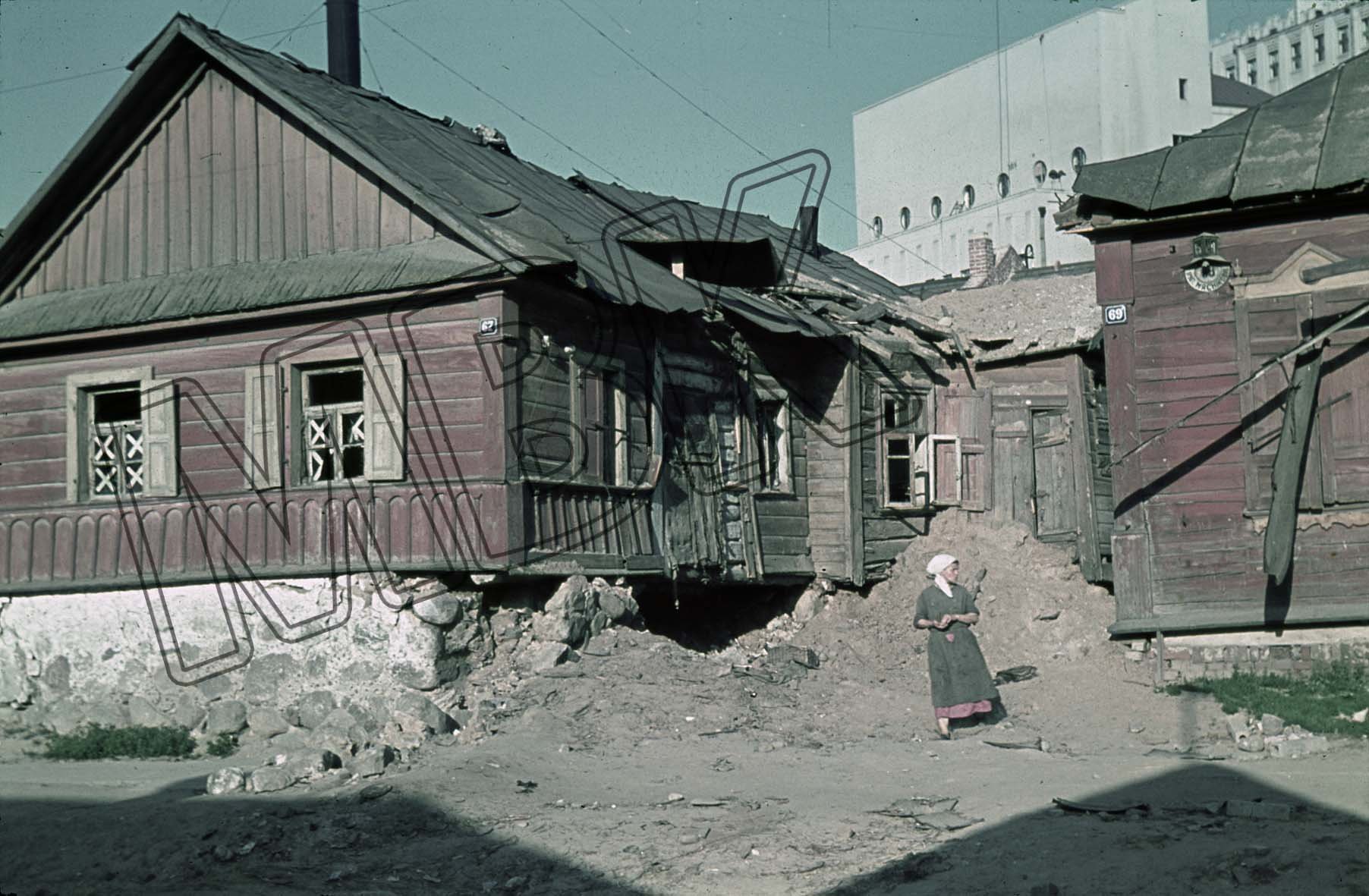 Fotografie: Stark beschädigte Holzhäuser, Minsk, 10. Juli 1941 (Museum Berlin-Karlshorst RR-P)