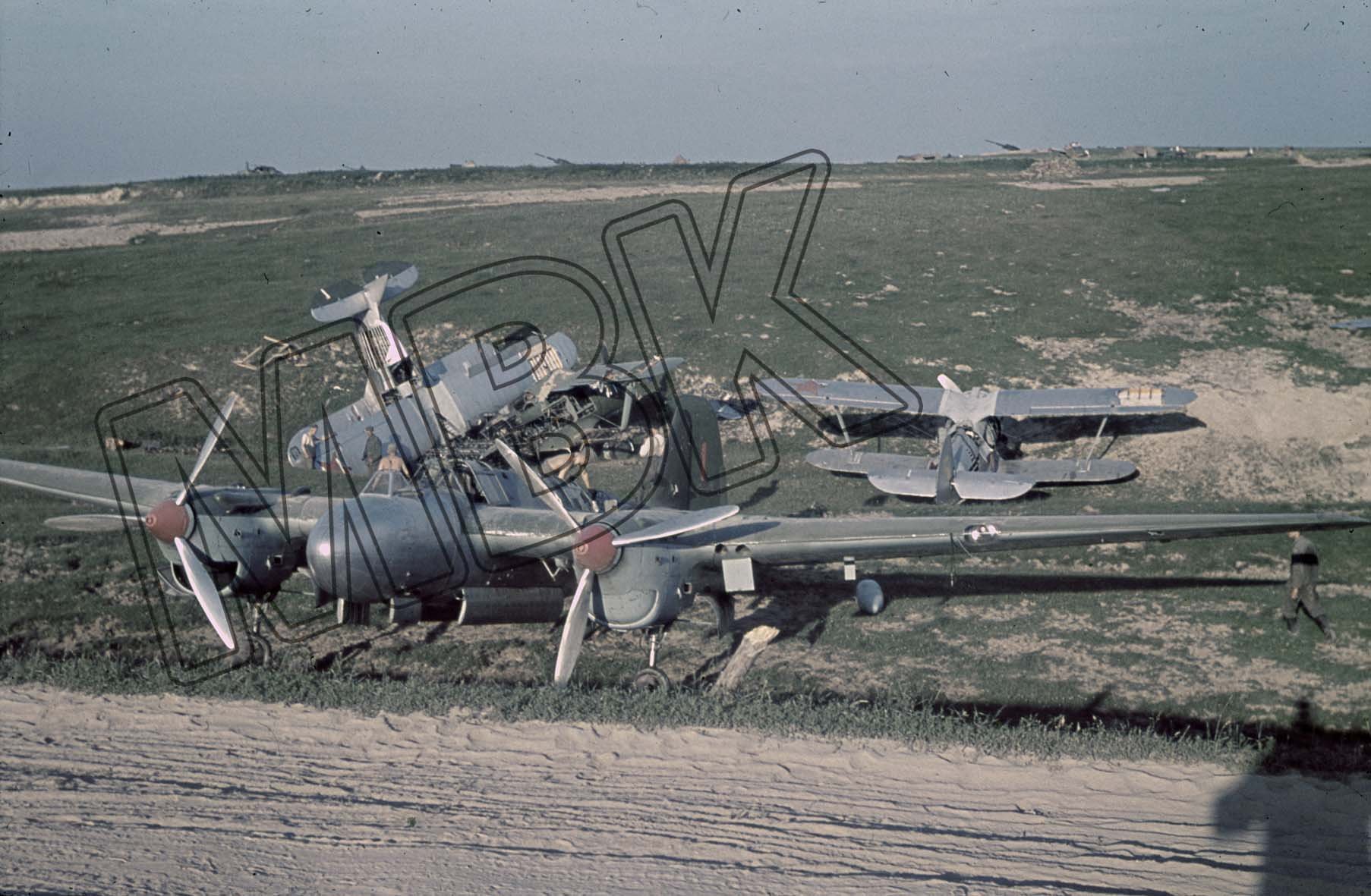 Fotografie: Zerstörte sowjetische Flugzeuge, bei Minsk, 10. Juli 1941 (Museum Berlin-Karlshorst RR-P)