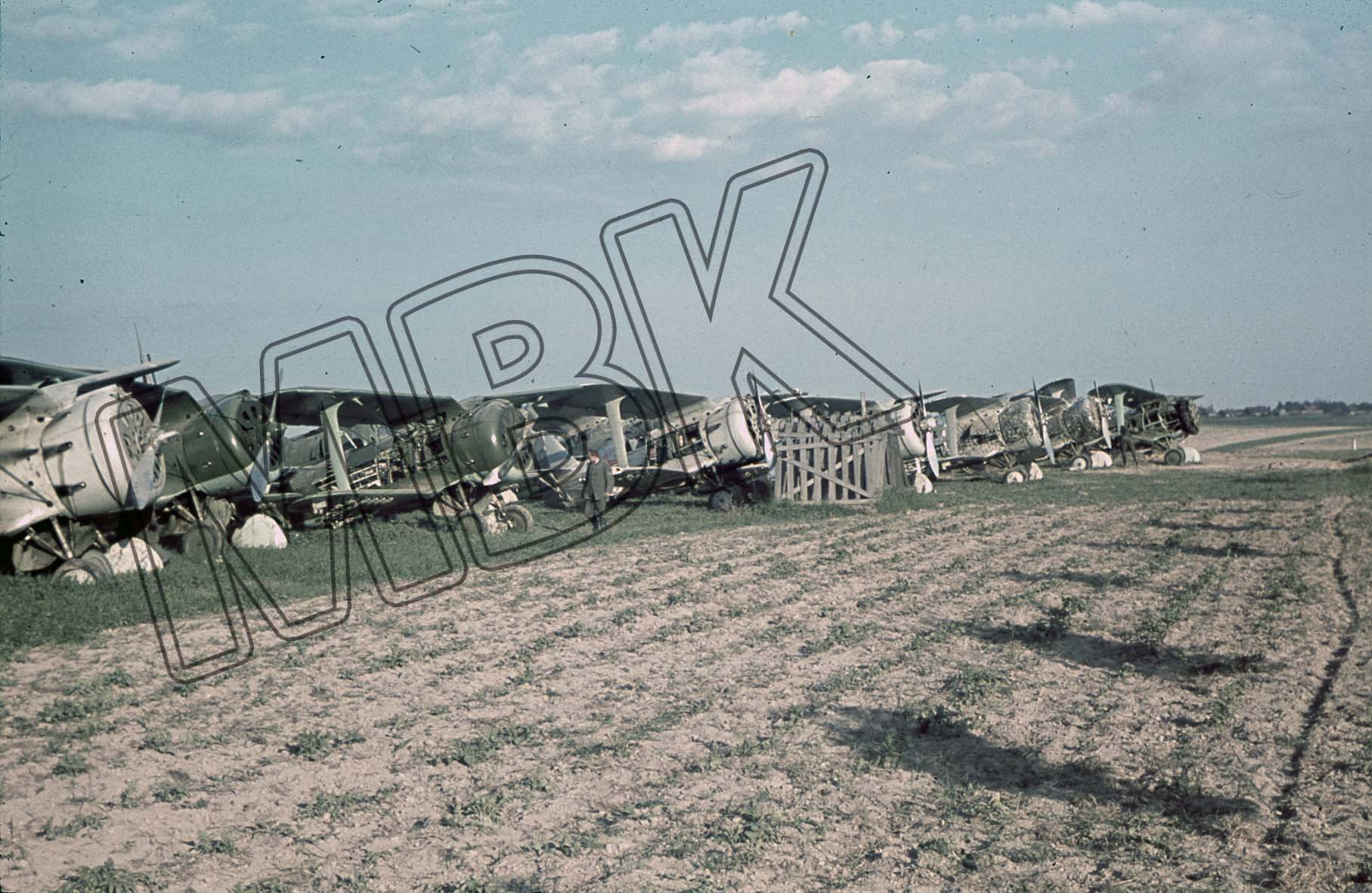 Fotografie: Zerstörte sowjetische Flugzeuge, bei Minsk, 10. Juli 1941 (Museum Berlin-Karlshorst RR-P)