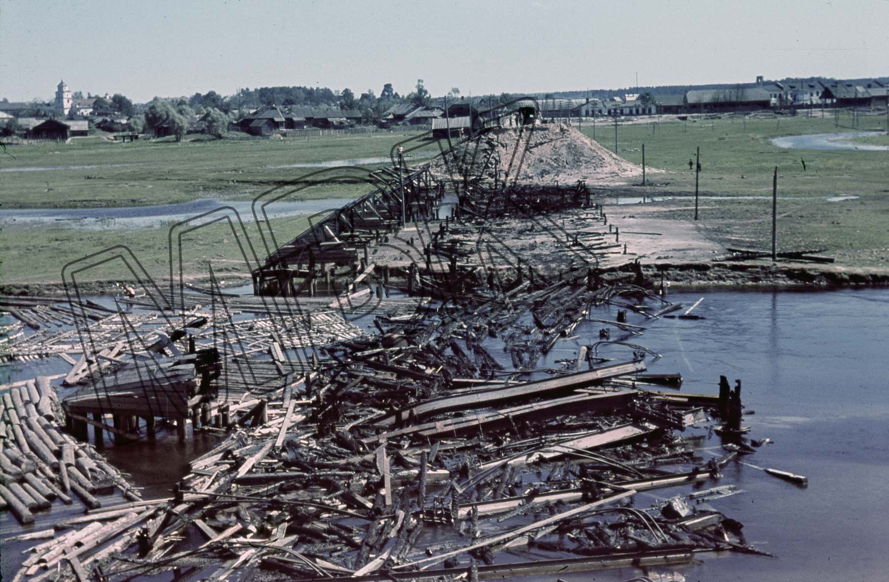 Fotografie: Zerstörte Brücke über die Beresina bei Borisow, 12. Juli 1941 (Museum Berlin-Karlshorst RR-P)
