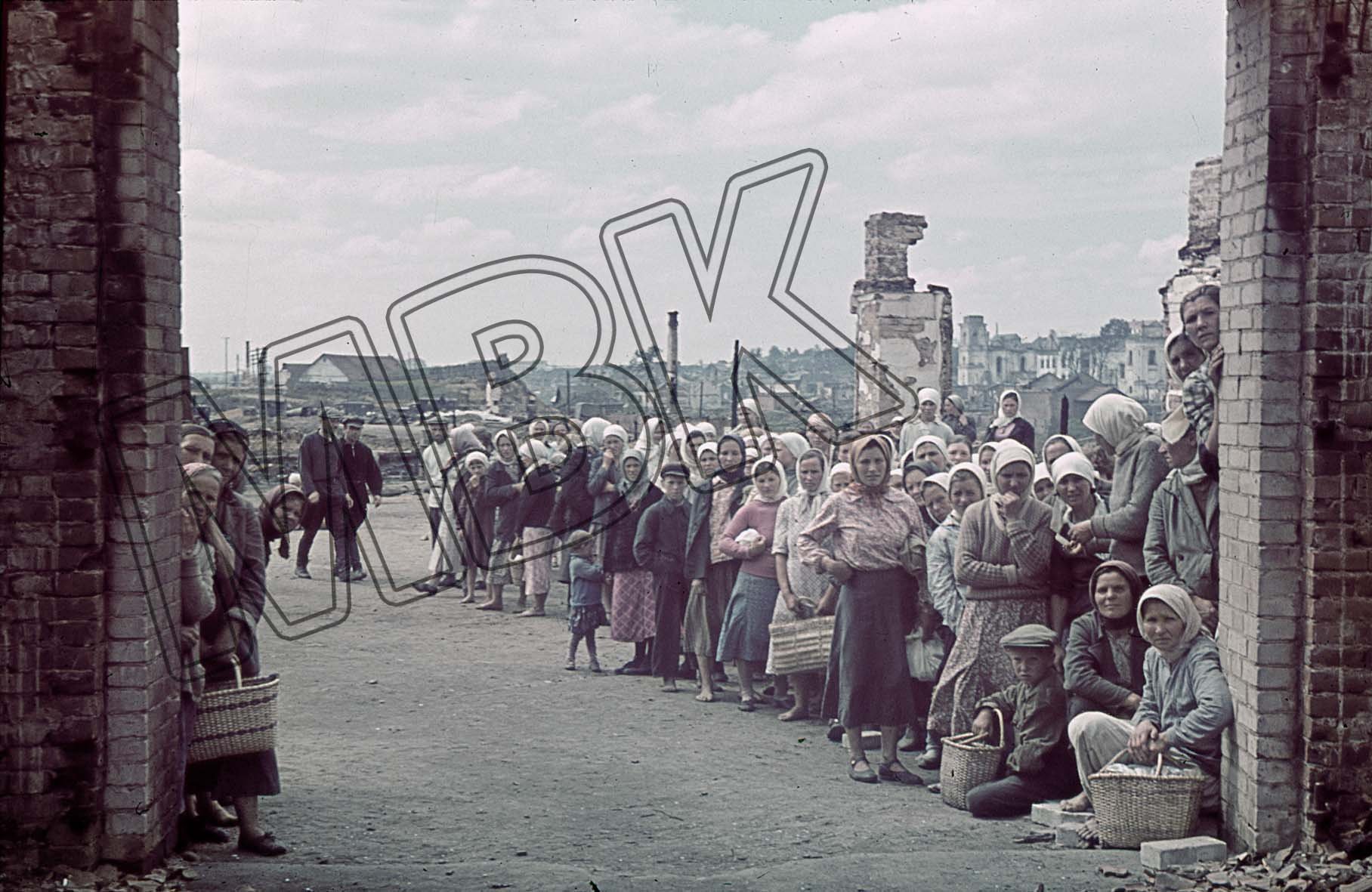Fotografie: Einwohner von Orscha vermutlich vor einem Gefangenenlager, August 1941 (Museum Berlin-Karlshorst RR-P)