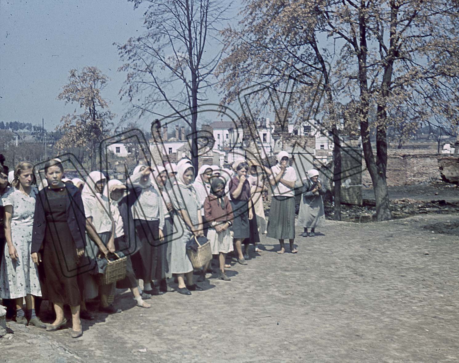 Fotografie: Frauen vor einem Gefangenenlager in Orscha, August 1941 (Museum Berlin-Karlshorst RR-P)