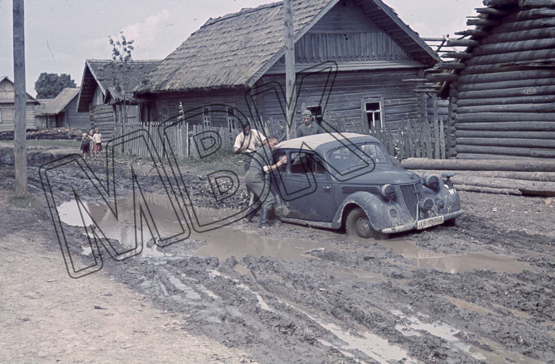 Fotografie: Im Schlamm feststeckendes Auto, bei Orscha, August 1941 (Museum Berlin-Karlshorst RR-P)