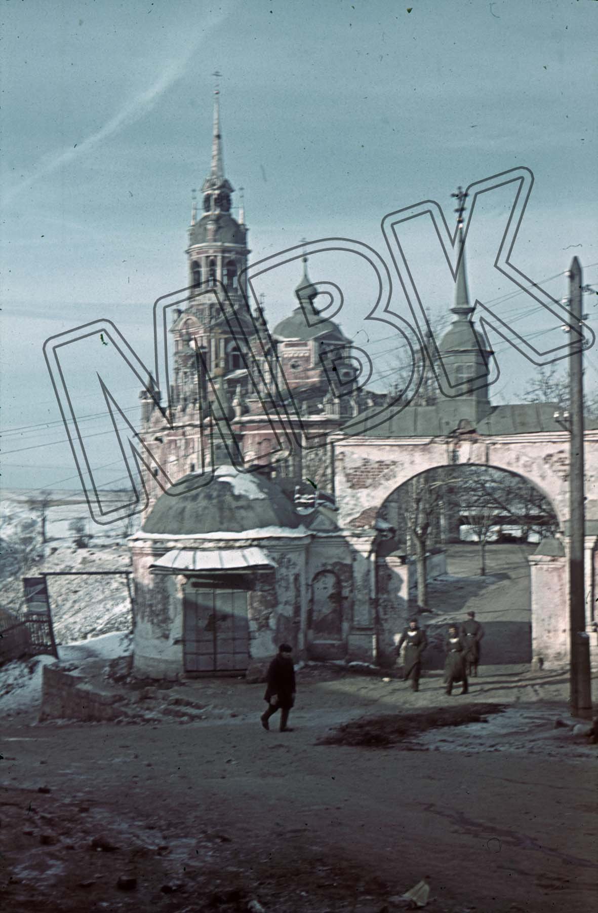 Fotografie: Nikolaj-Kirche in Možajsk (Moshajsk), Dezember 1941 (Museum Berlin-Karlshorst RR-P)