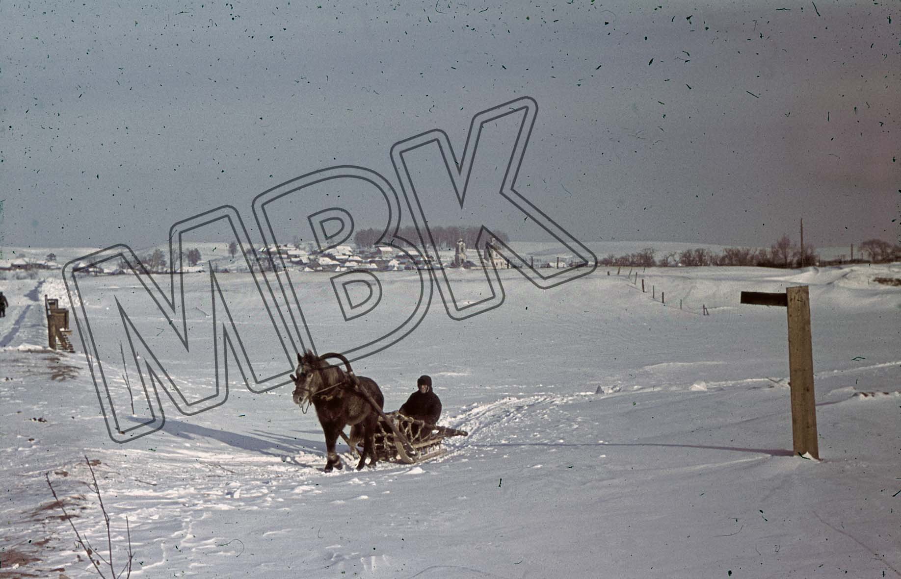 Fotografie: Einheimischer mit dem Pferdeschlitten unterwegs bei Dorogobuž, Januar 1942 (Museum Berlin-Karlshorst RR-P)
