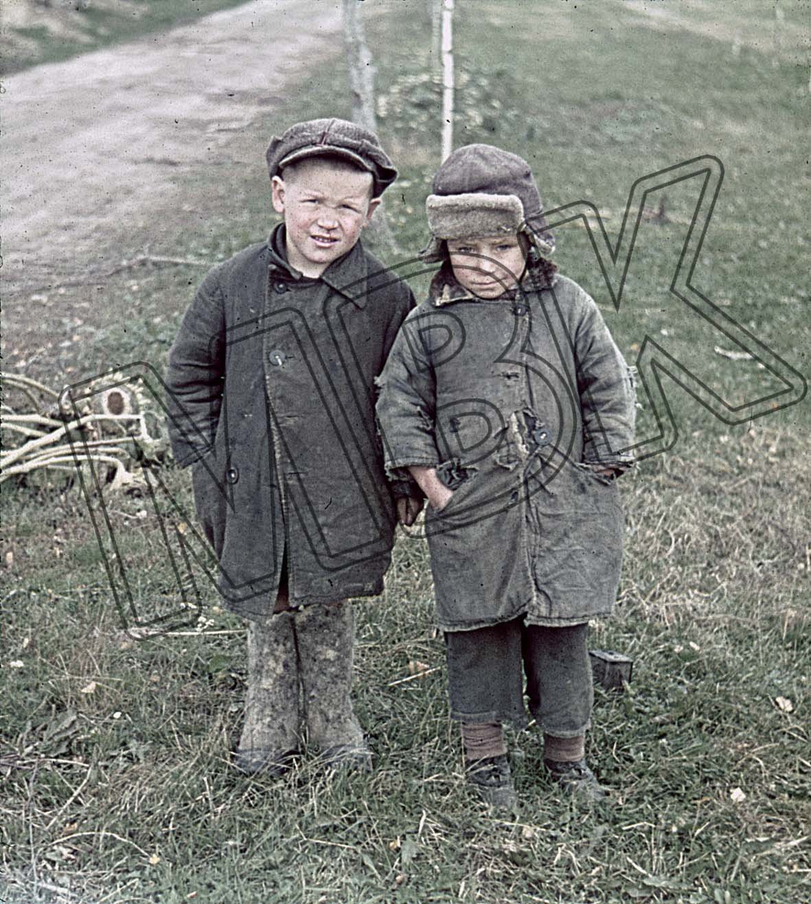 Fotografie: Zwei Jungen, Prudki, 6. September 1941 (Museum Berlin-Karlshorst RR-P)